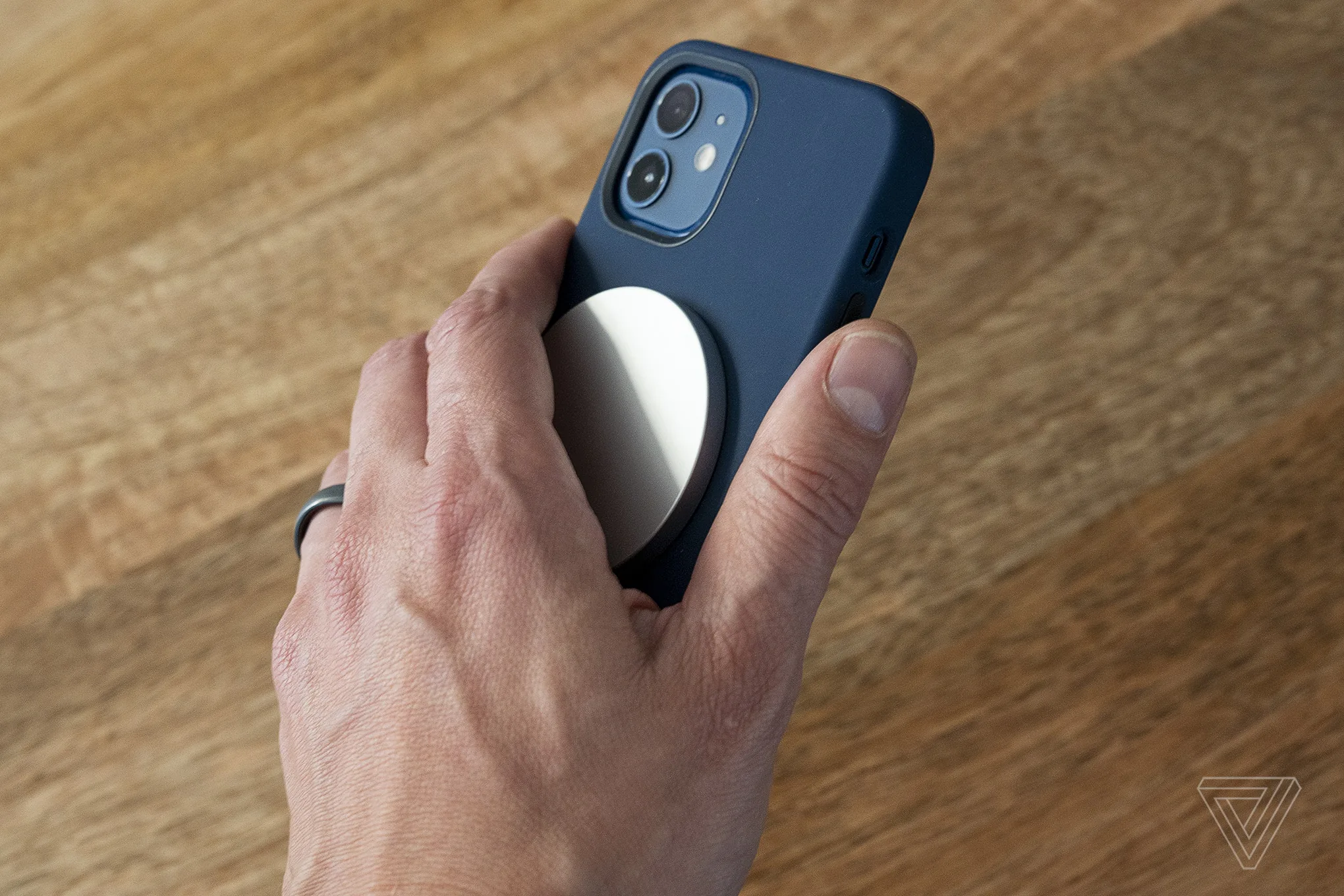 Các iPhone 12 có thể sẽ sạc được các phụ kiện Apple trong tương lai