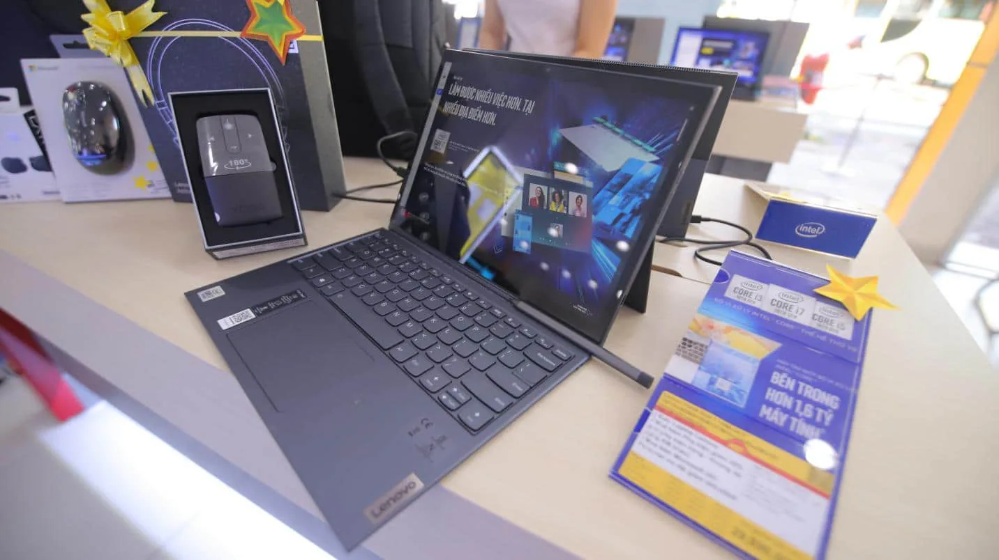 Đông đảo người dùng xếp hàng mua Lenovo Yoga Duet 7 tại Thế Giới Di Động