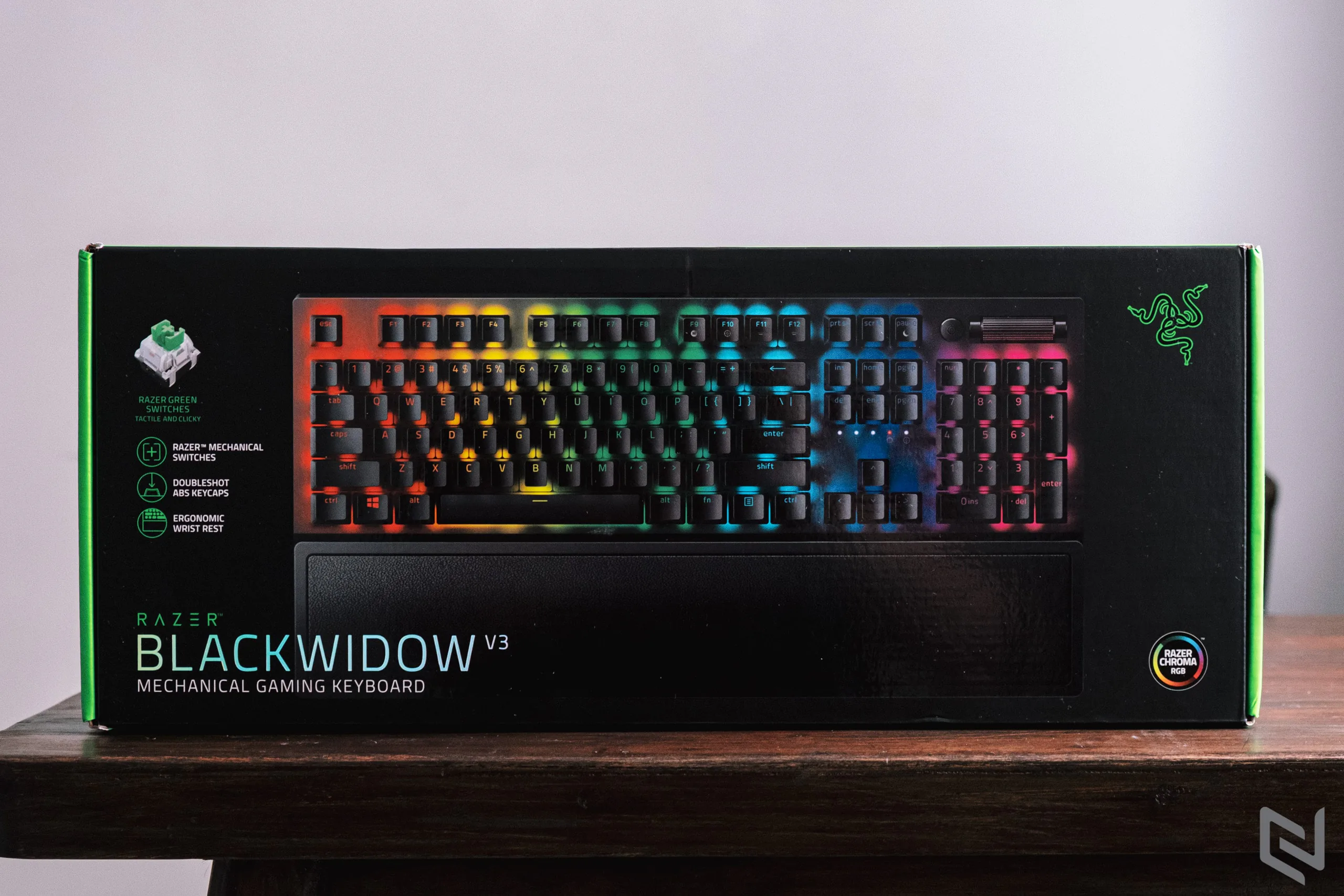 Trên tay Razer BlackWidow V3, vỏ switch trong suốt mới mang đến hiệu ứng ánh sáng rực rỡ hơn