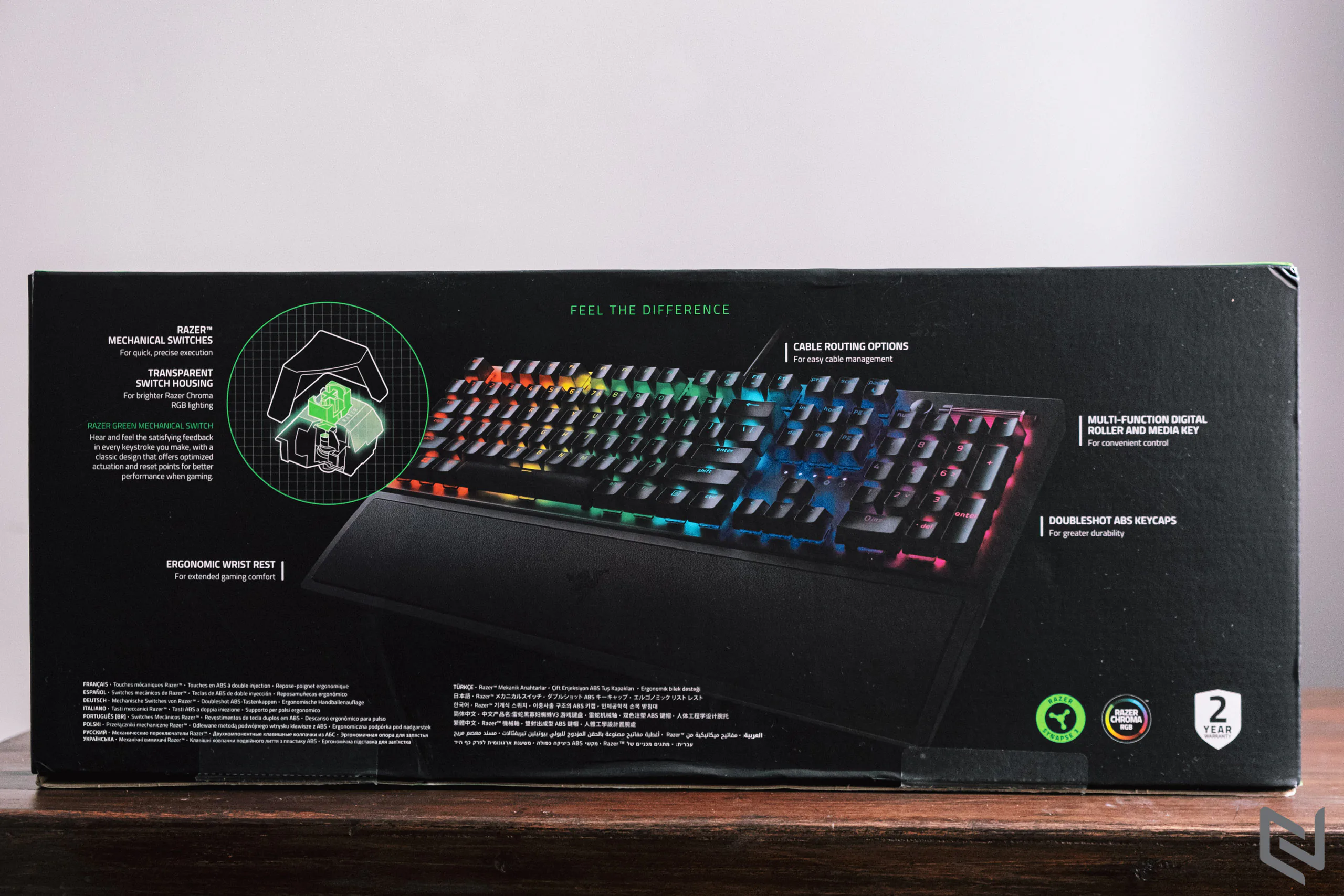 Trên tay Razer BlackWidow V3, vỏ switch trong suốt mới mang đến hiệu ứng ánh sáng rực rỡ hơn