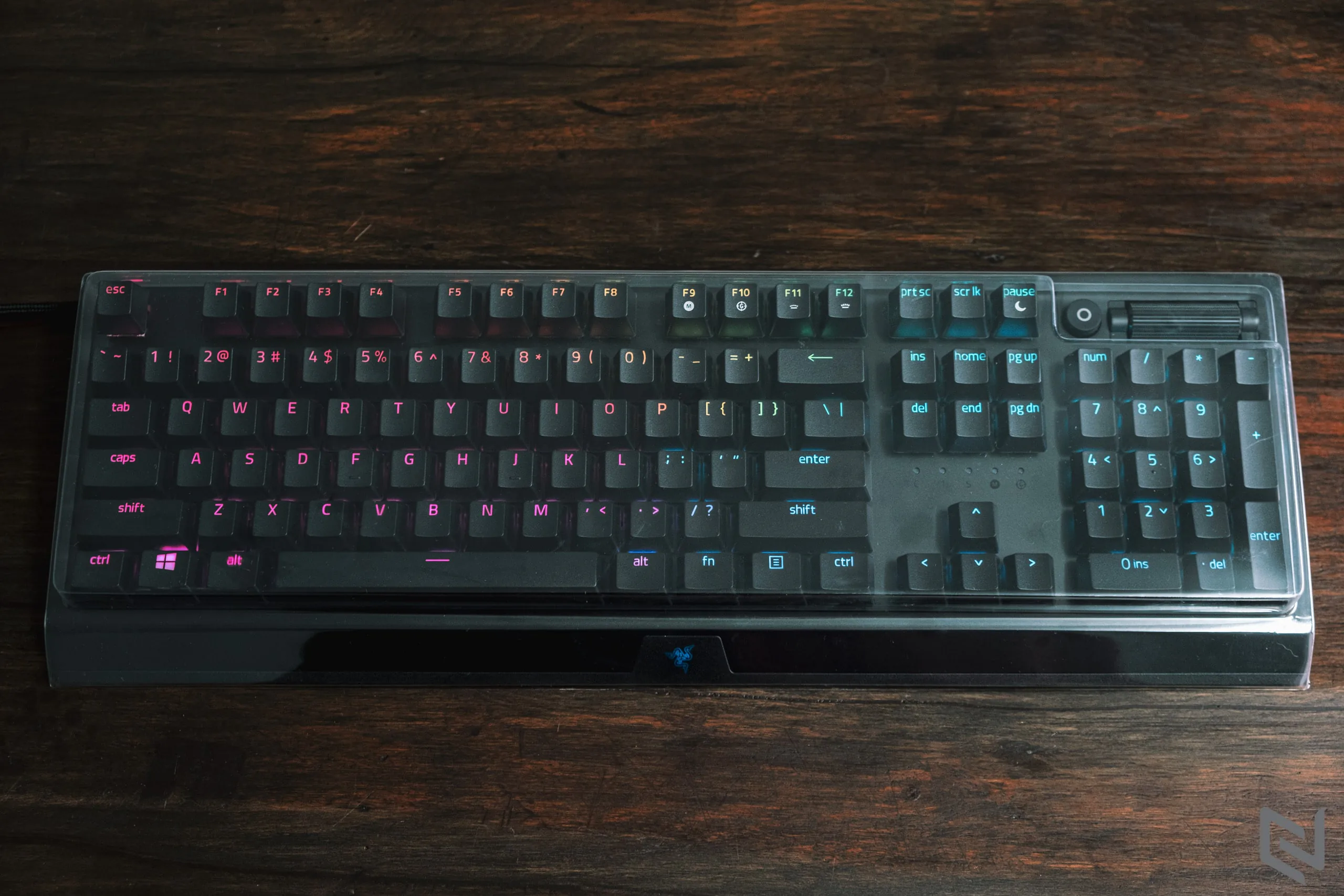 Trên tay Razer BlackWidow V3, vỏ switch trong suốt mới mang đến hiệu ứng ánh sáng rực rỡ hơn