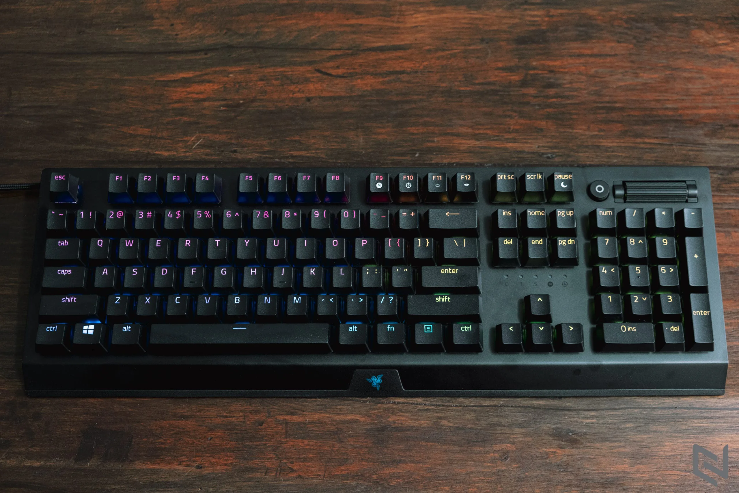 Trên tay Razer BlackWidow V3, vỏ switch trong suốt mới mang đến hiệu ứng ánh sáng rực rỡ hơn