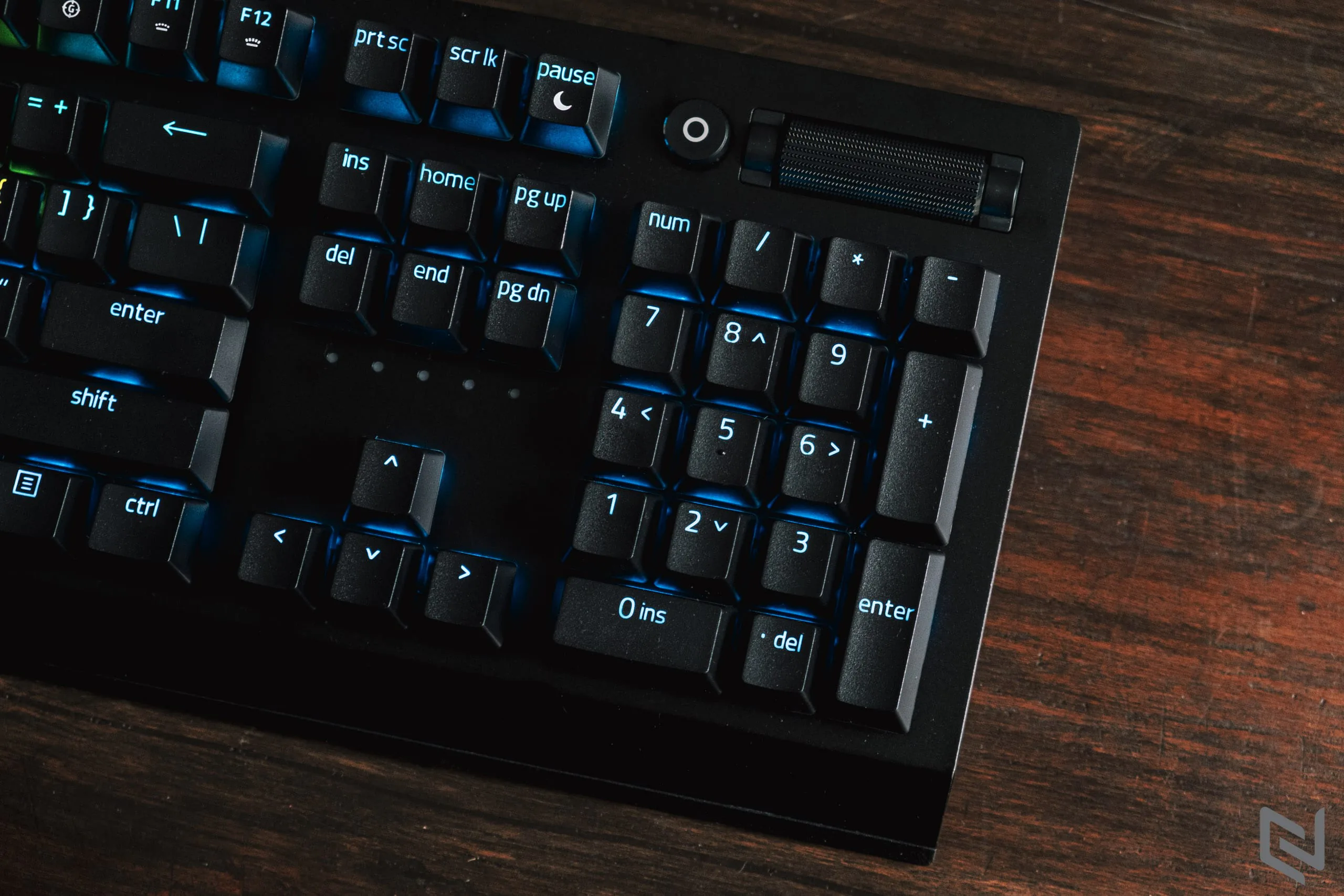 Trên tay Razer BlackWidow V3, vỏ switch trong suốt mới mang đến hiệu ứng ánh sáng rực rỡ hơn