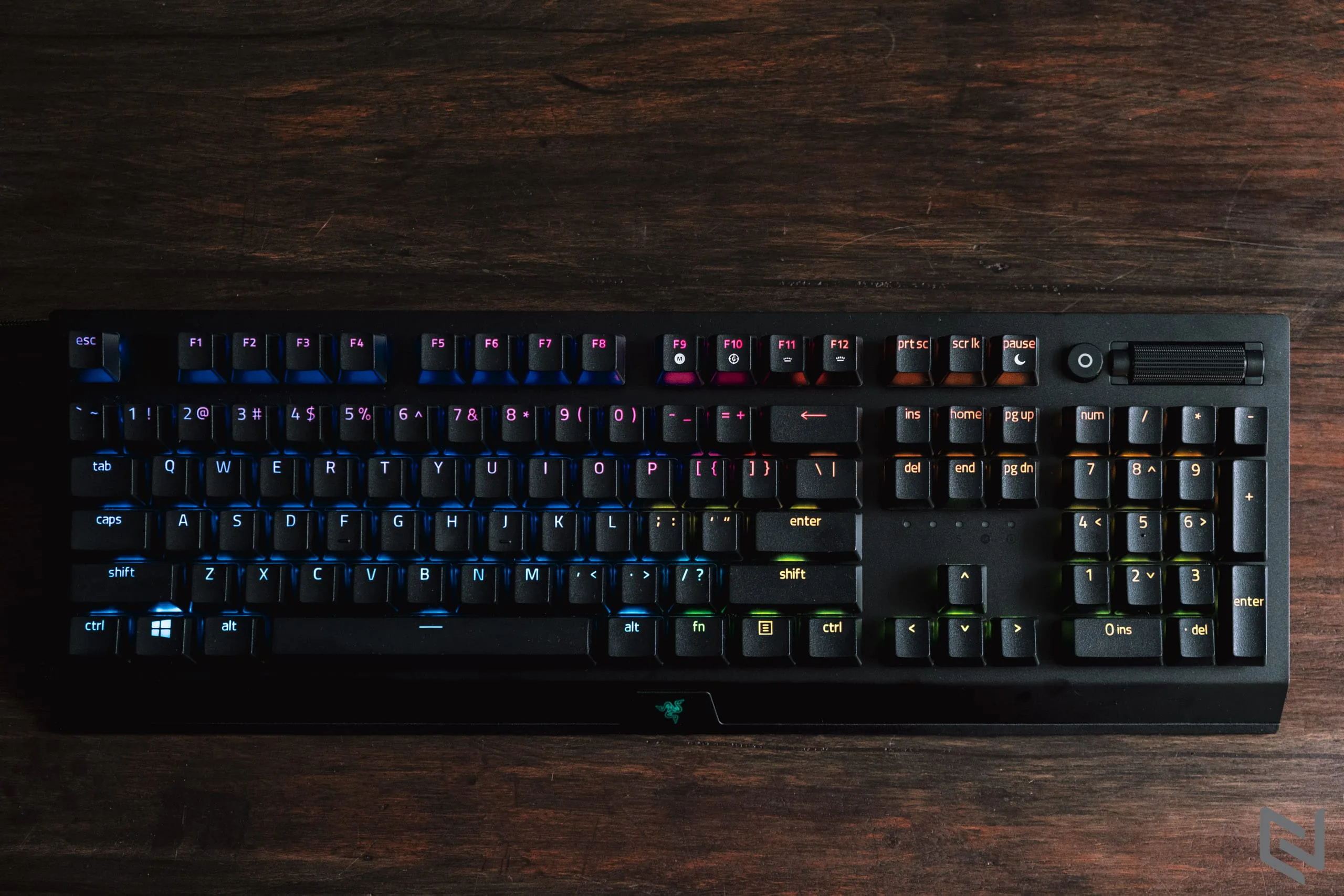 Trên tay Razer BlackWidow V3, vỏ switch trong suốt mới mang đến hiệu ứng ánh sáng rực rỡ hơn