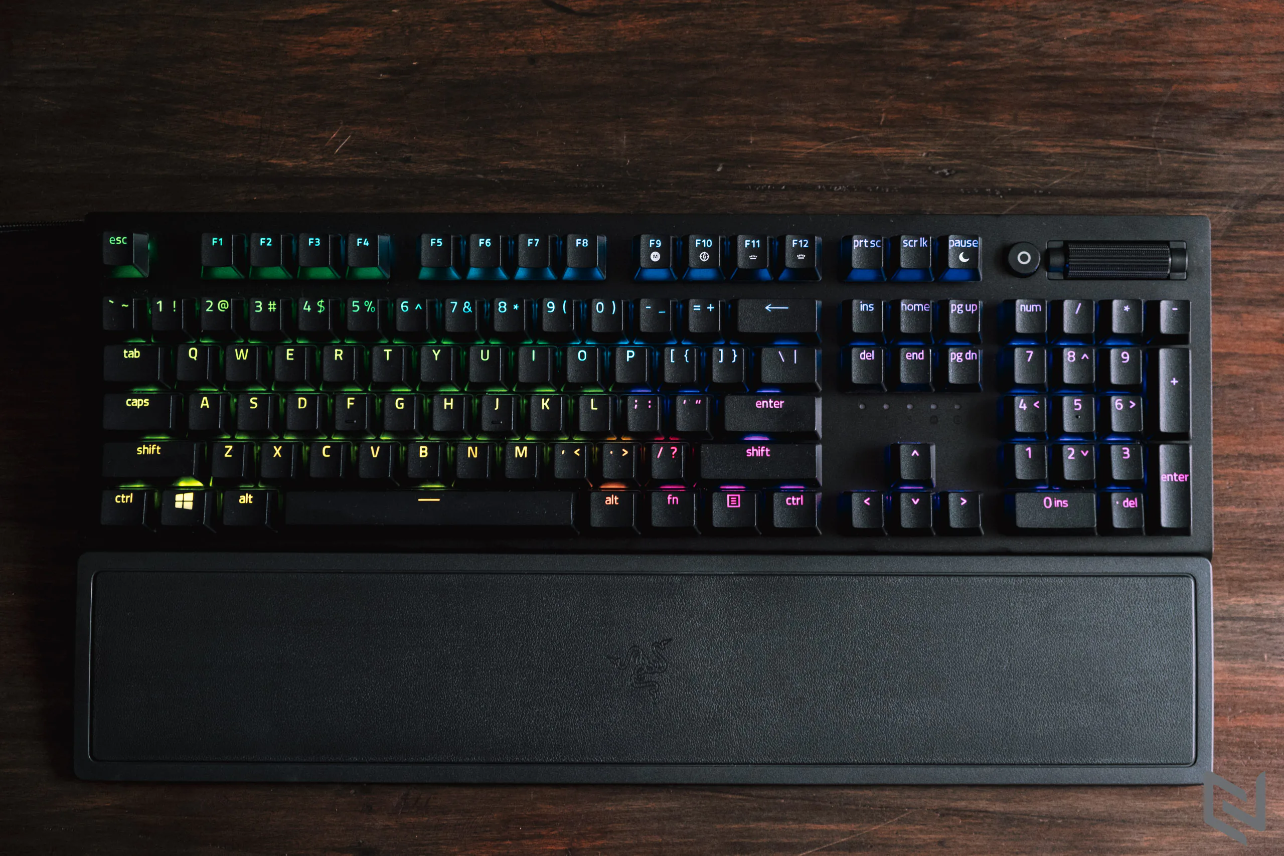 Trên tay Razer BlackWidow V3, vỏ switch trong suốt mới mang đến hiệu ứng ánh sáng rực rỡ hơn