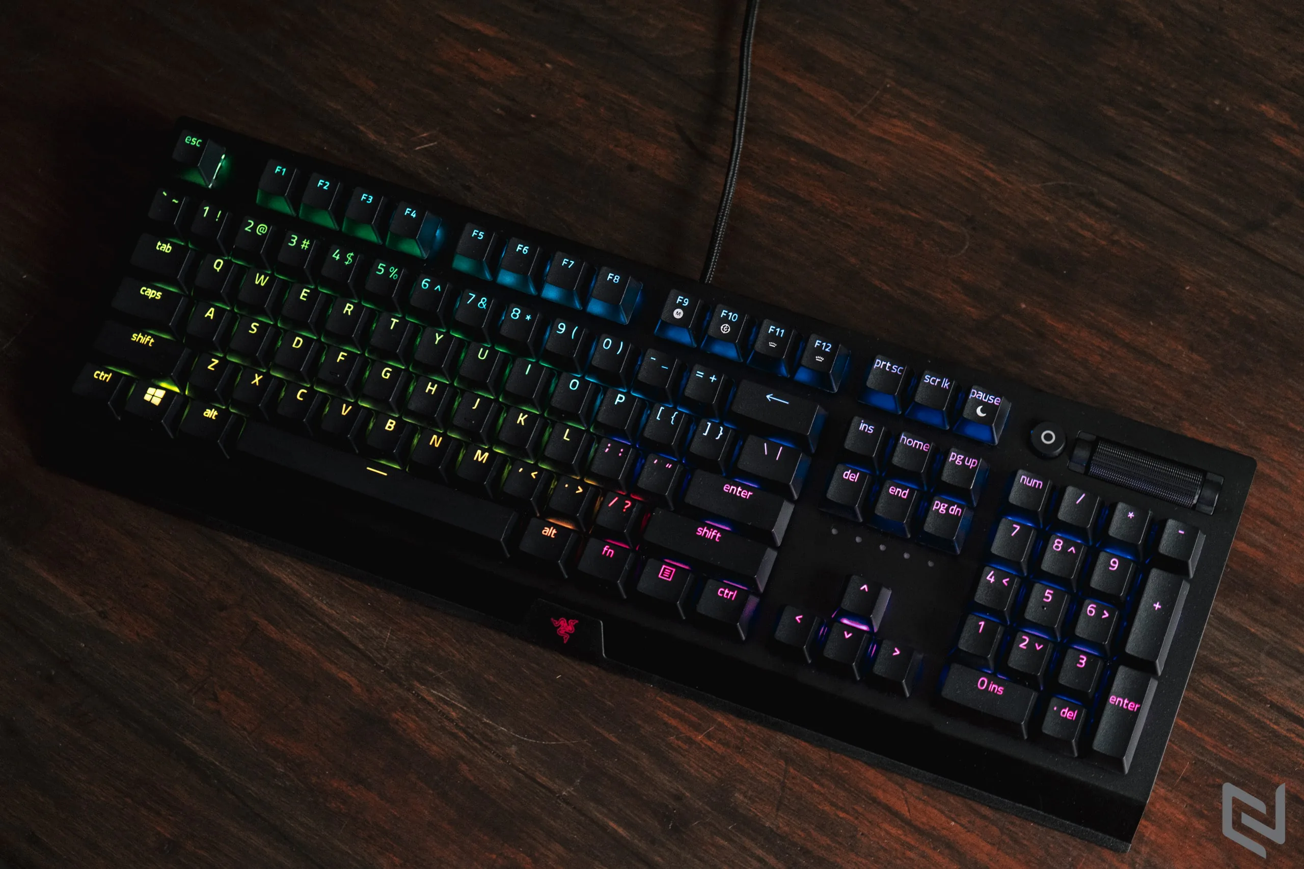 Trên tay Razer BlackWidow V3, vỏ switch trong suốt mới mang đến hiệu ứng ánh sáng rực rỡ hơn