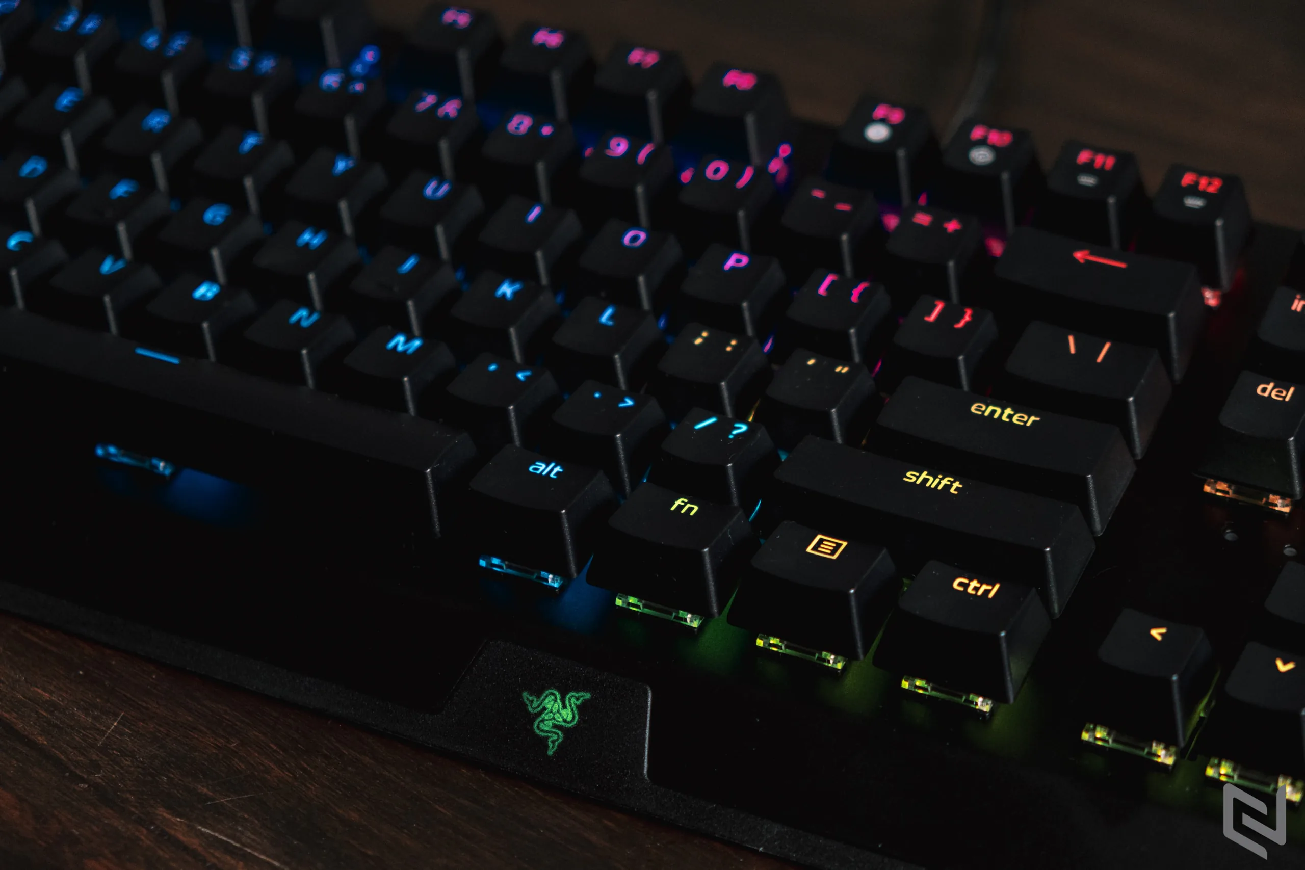 Trên tay Razer BlackWidow V3, vỏ switch trong suốt mới mang đến hiệu ứng ánh sáng rực rỡ hơn