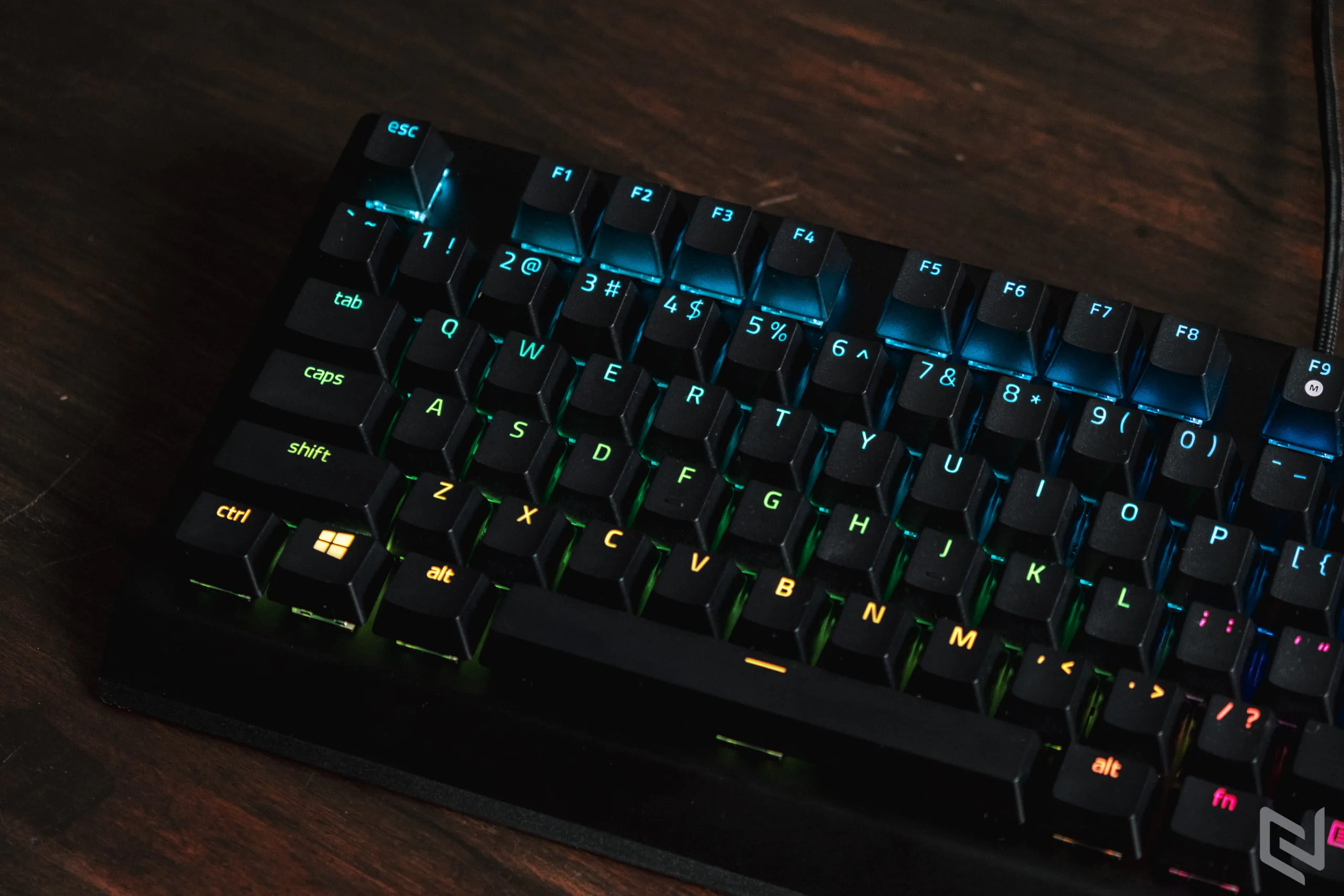 Trên tay Razer BlackWidow V3, vỏ switch trong suốt mới mang đến hiệu ứng ánh sáng rực rỡ hơn