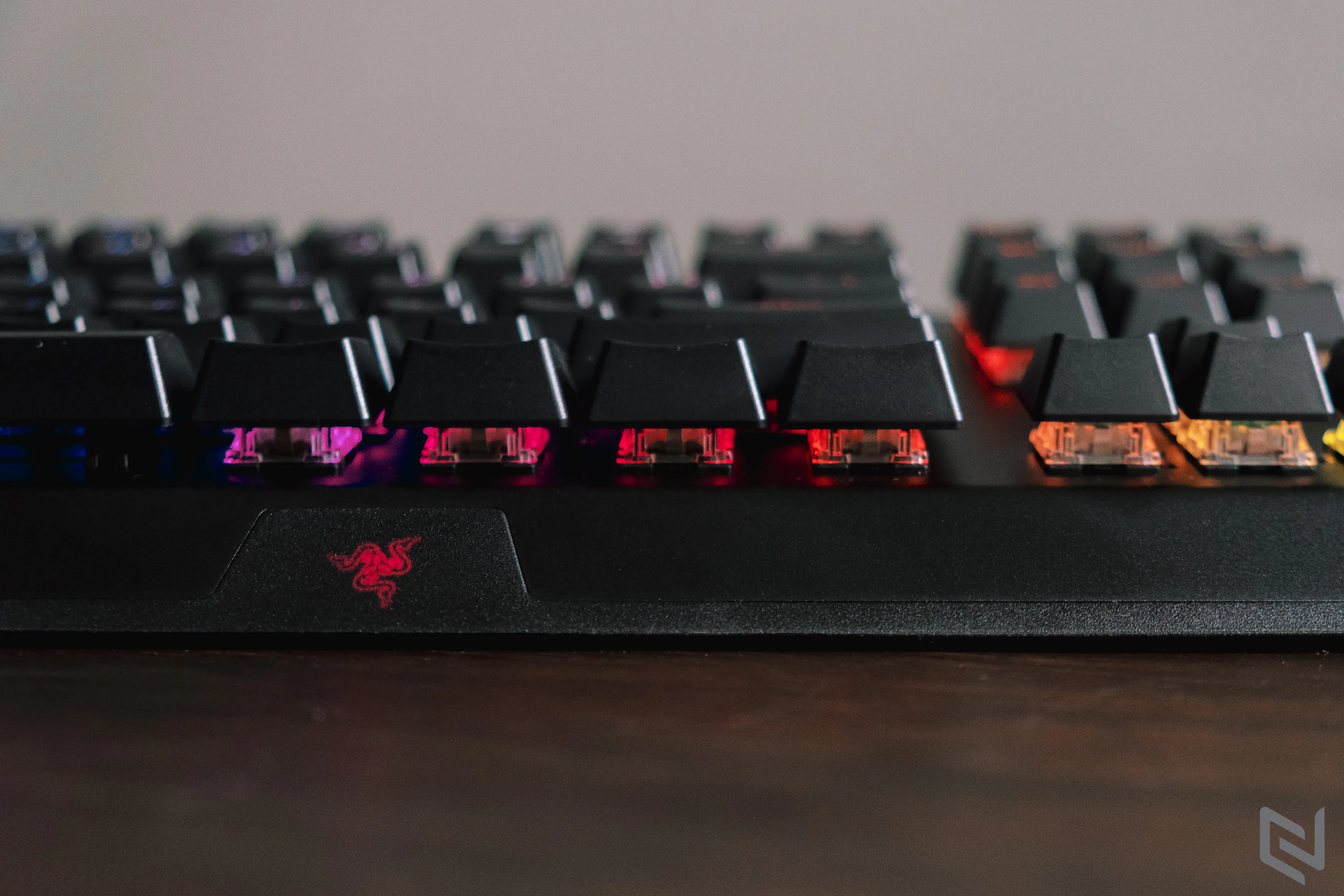 Trên tay Razer BlackWidow V3, vỏ switch trong suốt mới mang đến hiệu ứng ánh sáng rực rỡ hơn