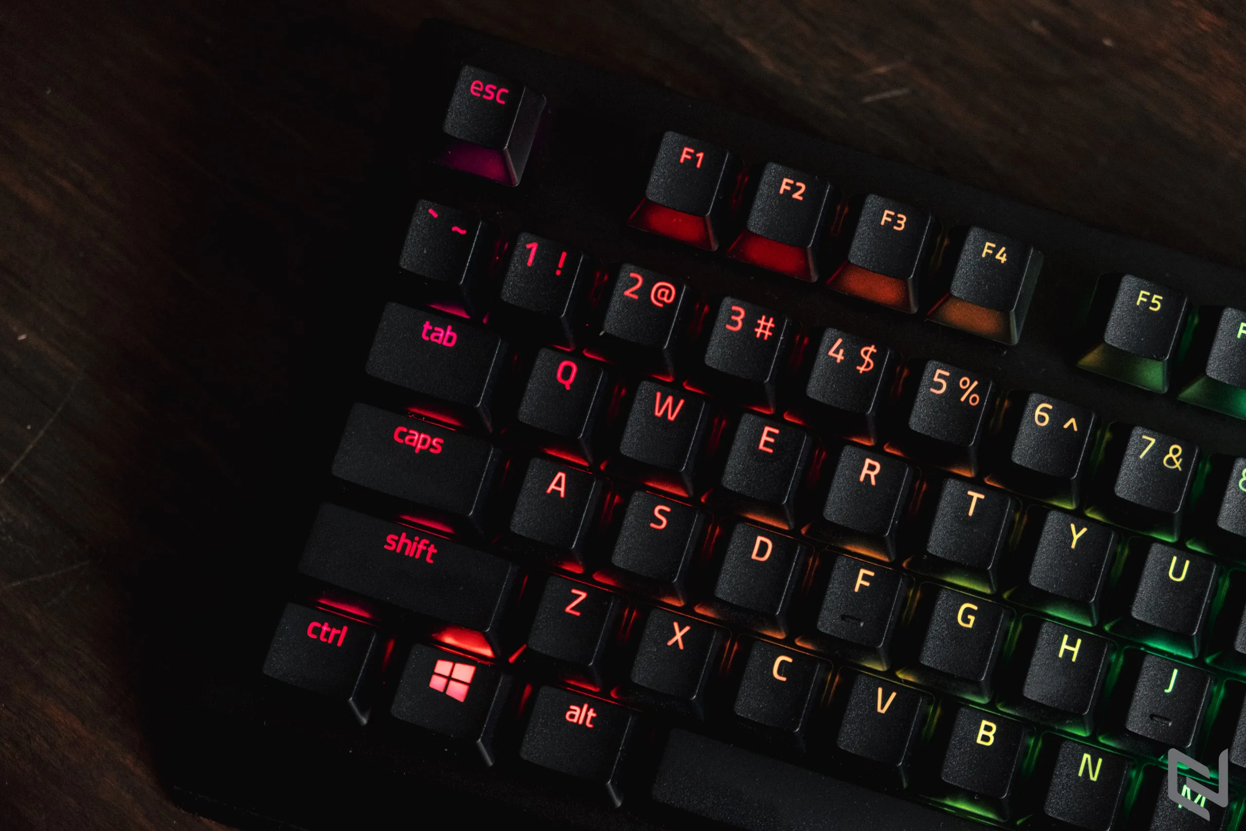 Trên tay Razer BlackWidow V3, vỏ switch trong suốt mới mang đến hiệu ứng ánh sáng rực rỡ hơn
