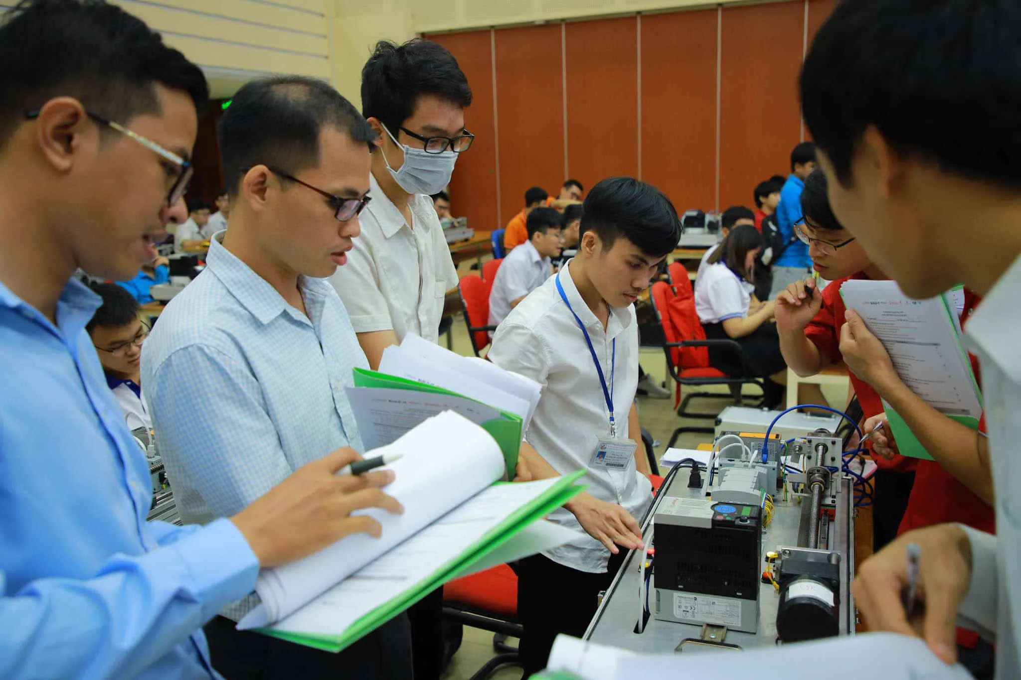 Sinh viên ngành Kỹ thuật sôi nổi hưởng ứng cuộc thi tự động hóa lần thứ 2 tại việt nam