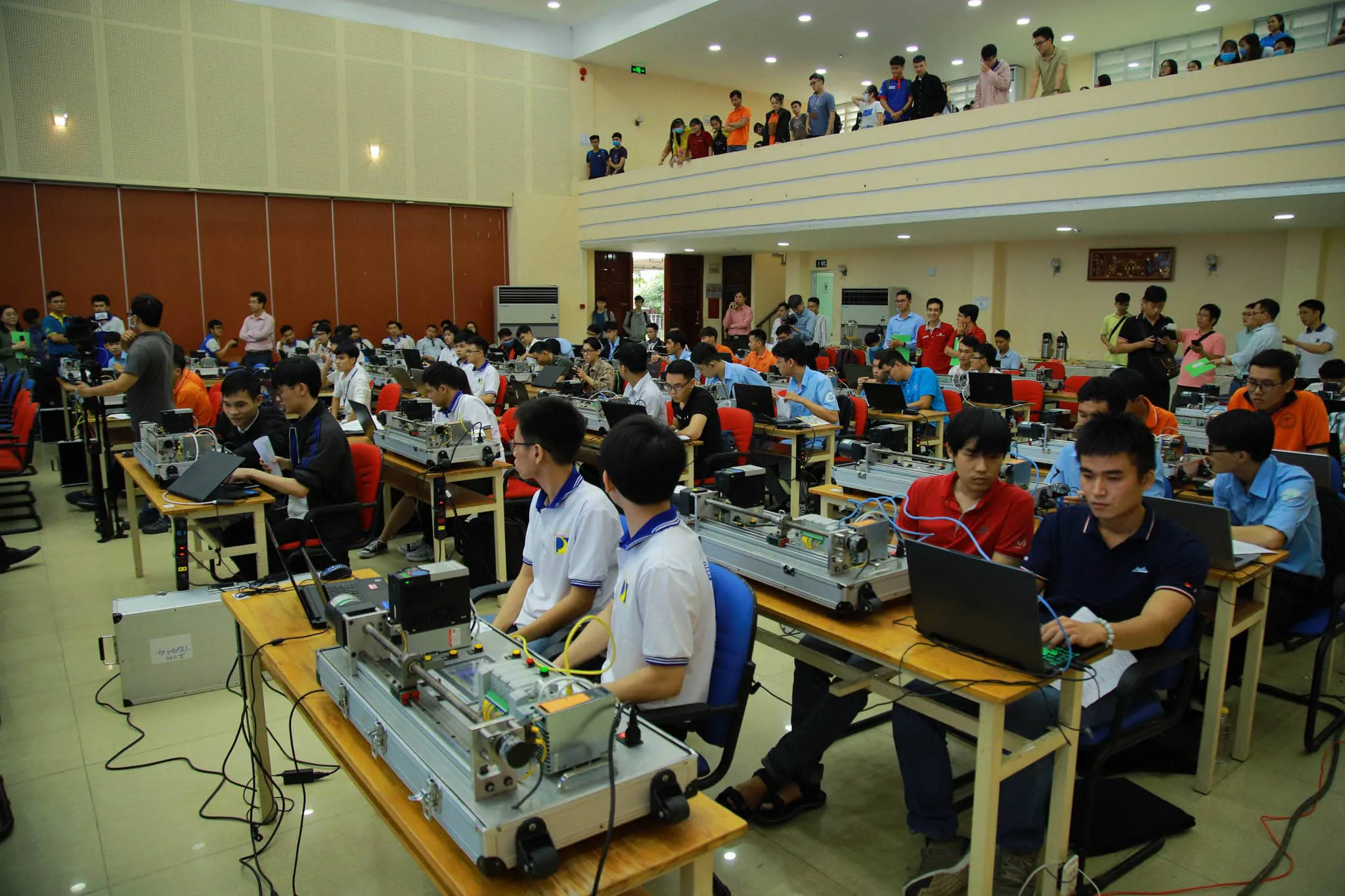 Sinh viên ngành Kỹ thuật sôi nổi hưởng ứng cuộc thi tự động hóa lần thứ 2 tại việt nam