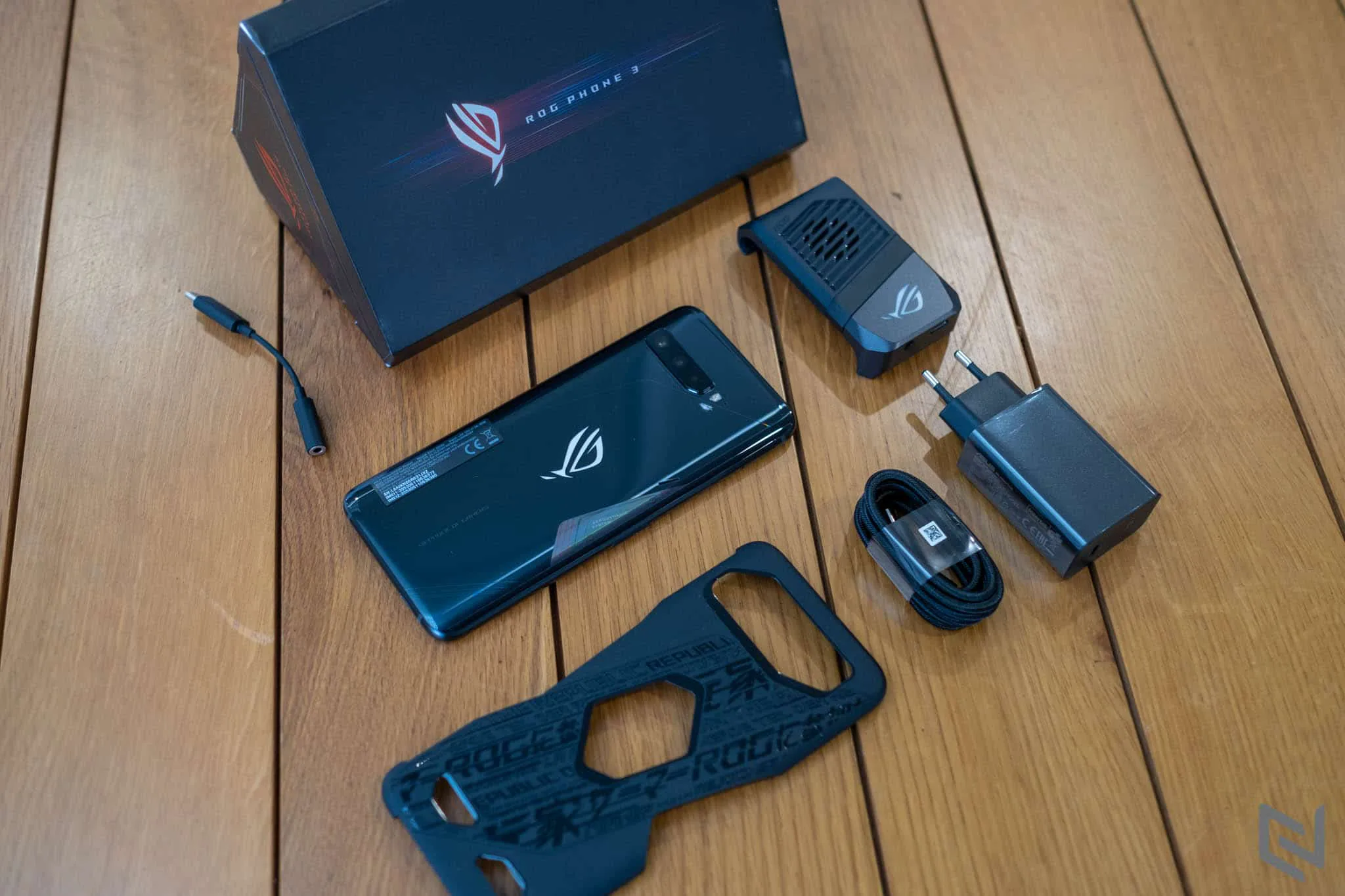 Mở hộp ROG Phone 3: Đây mới đúng là gaming phone với hàng loạt trang bị khủng nhất hiện nay