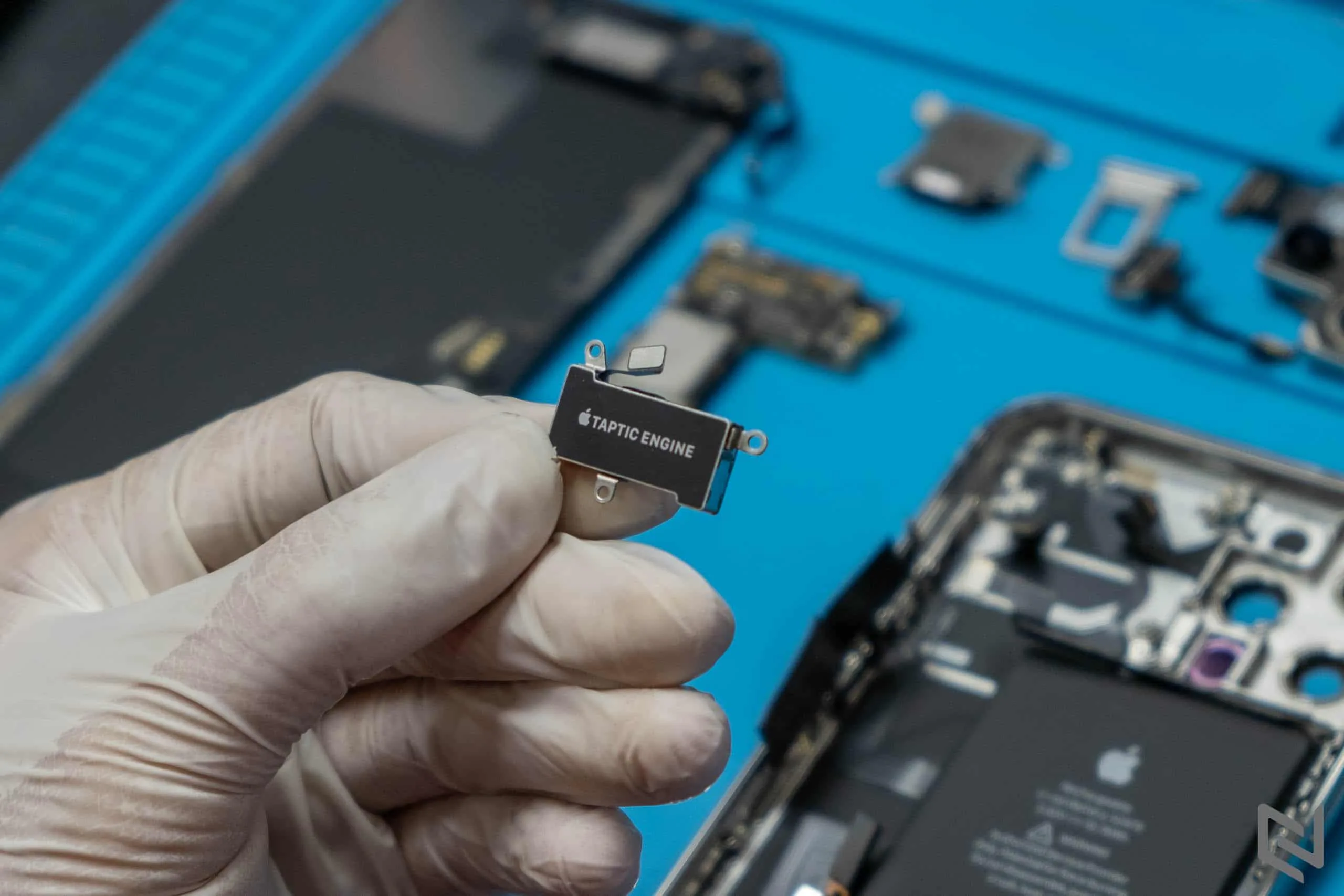 Cùng Điện Thoại Vui khám phá nội thất iPhone 12 Pro vừa về Việt Nam