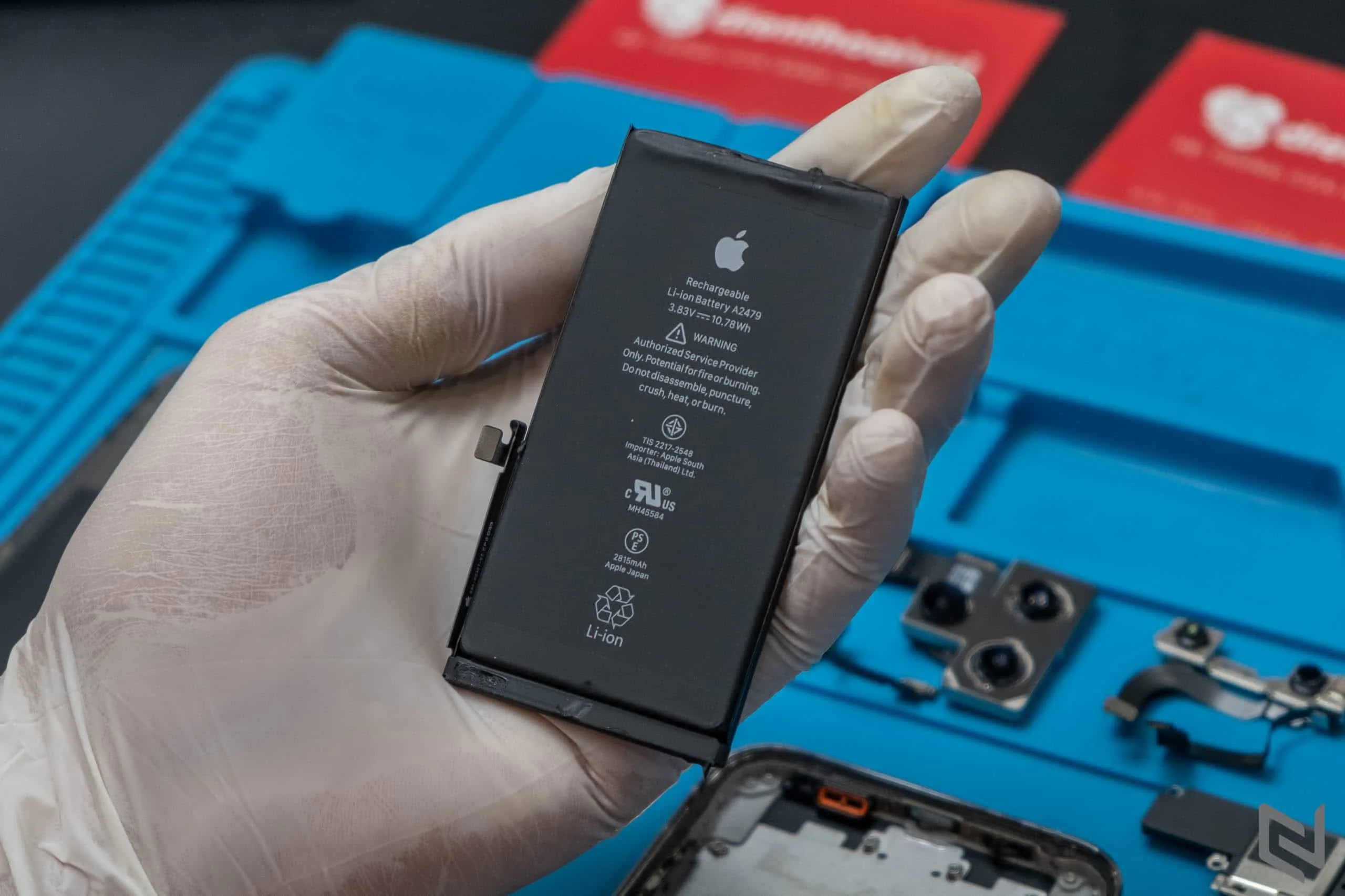 Cùng Điện Thoại Vui khám phá nội thất iPhone 12 Pro vừa về Việt Nam
