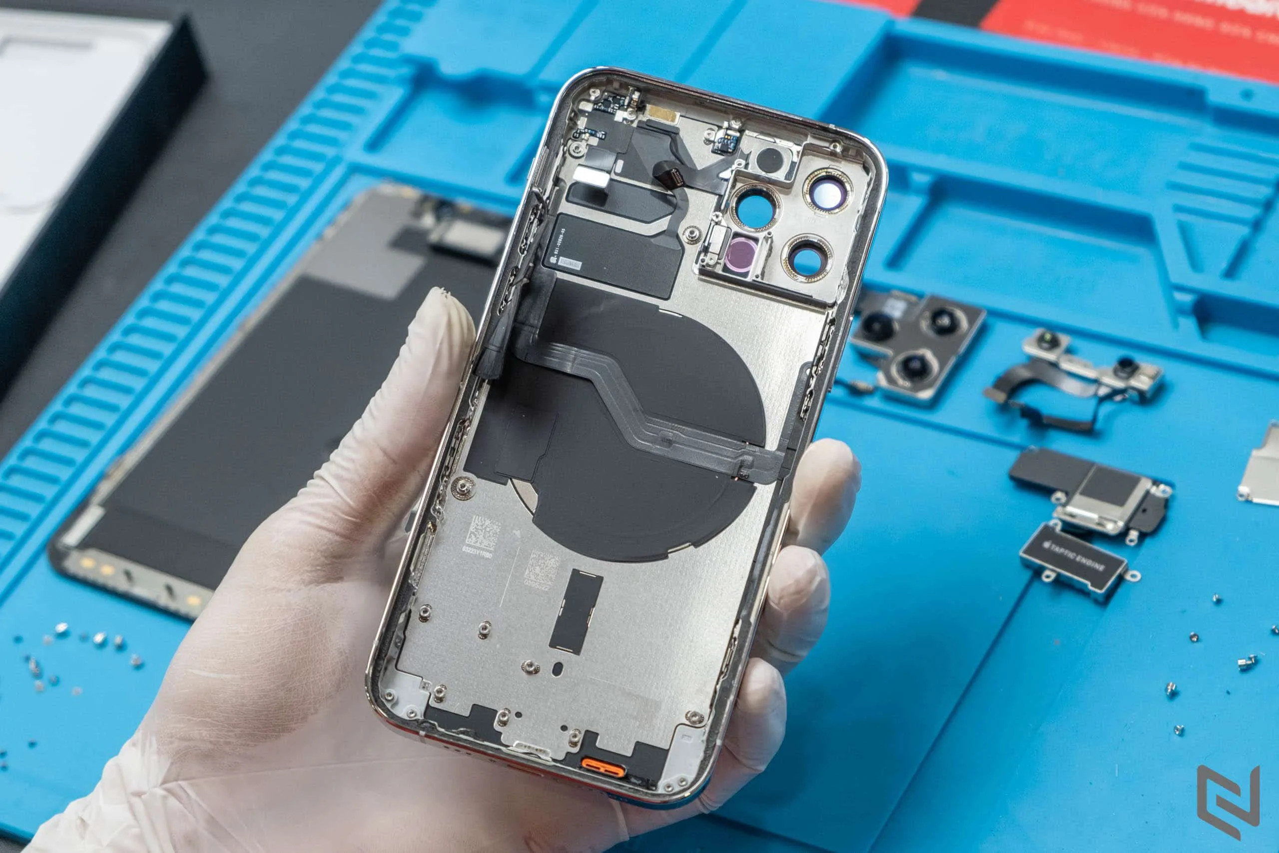 Cùng Điện Thoại Vui khám phá nội thất iPhone 12 Pro vừa về Việt Nam