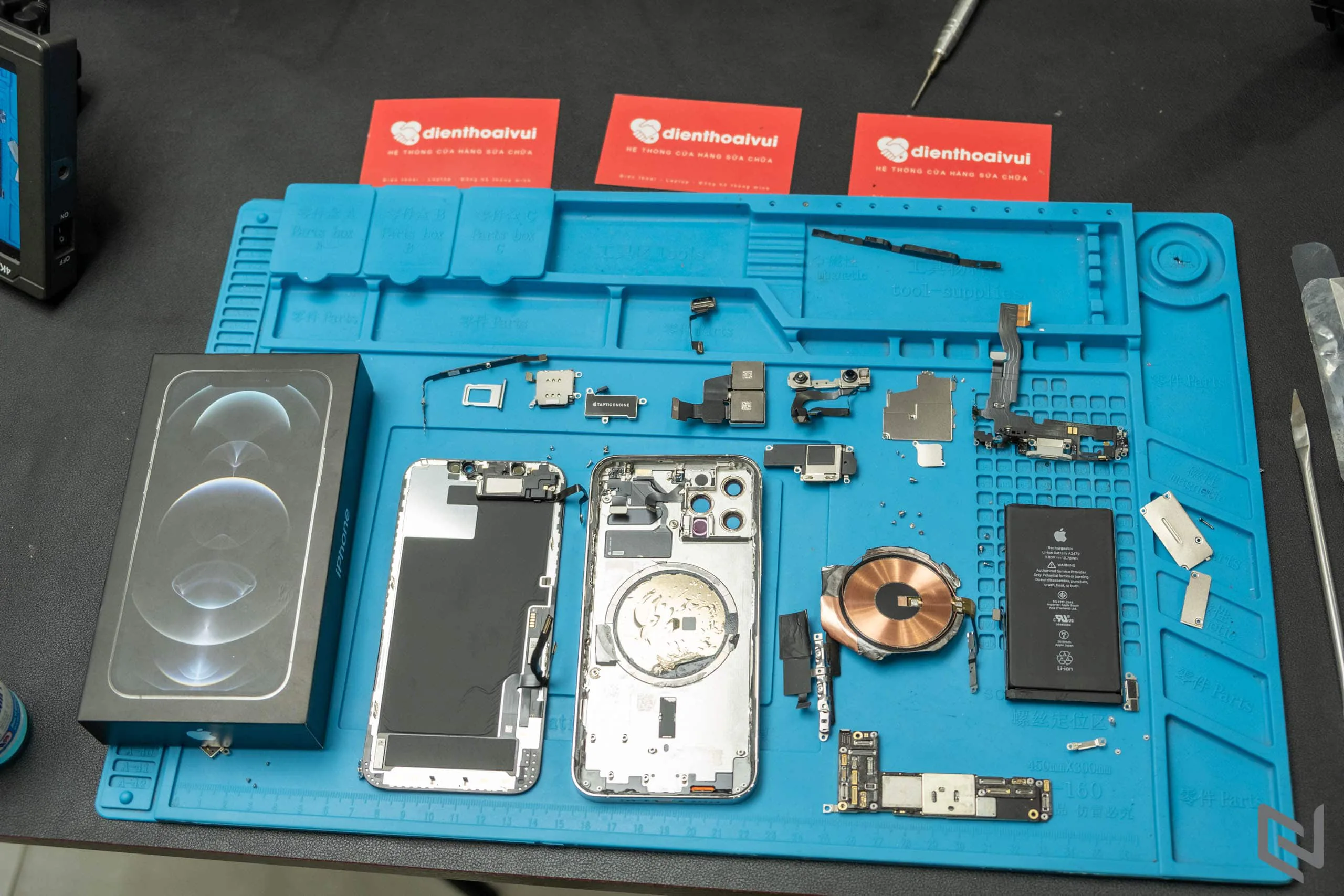 Cùng Điện Thoại Vui khám phá nội thất iPhone 12 Pro vừa về Việt Nam