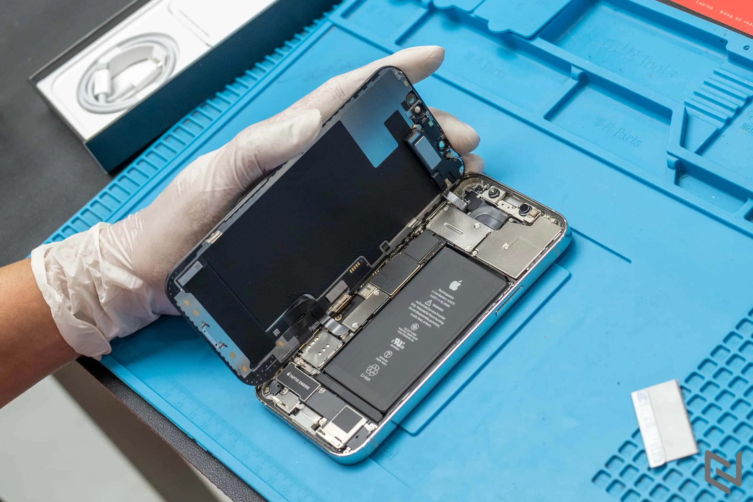 Cùng Điện Thoại Vui khám phá nội thất iPhone 12 Pro vừa về Việt Nam