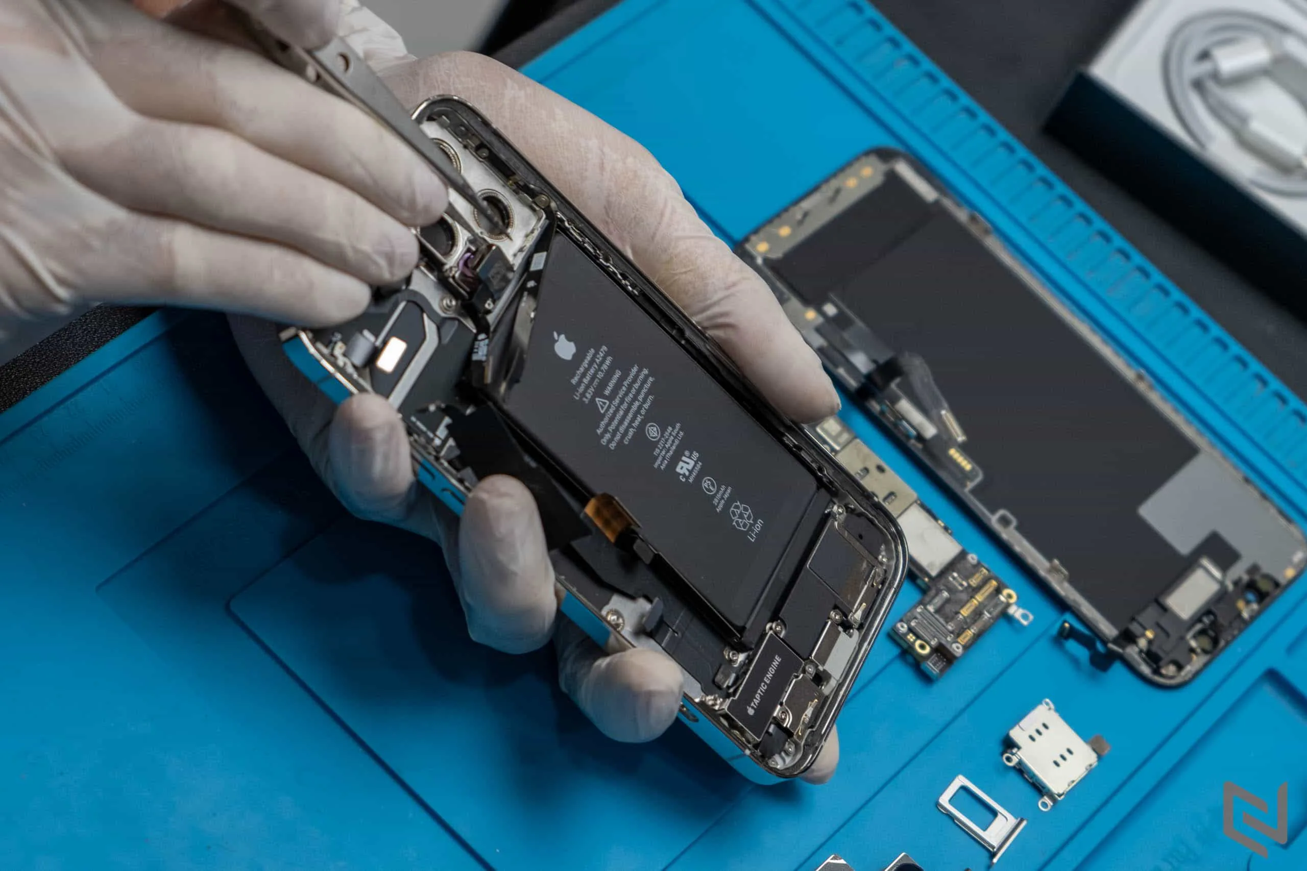 Cùng Điện Thoại Vui khám phá nội thất iPhone 12 Pro vừa về Việt Nam