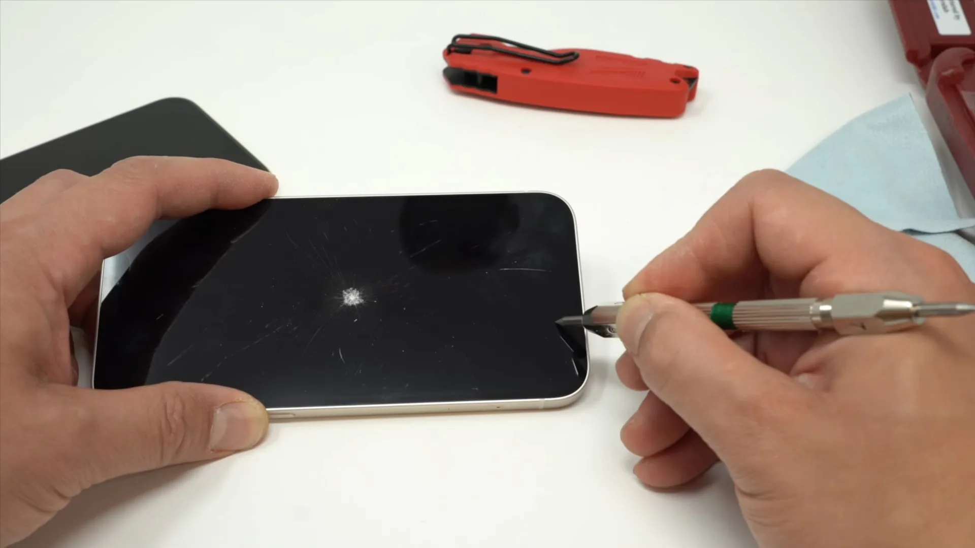 Đo độ cứng của kính Ceramic Shield trên màn hình iPhone 12 có tốt hơn iPhone 11?