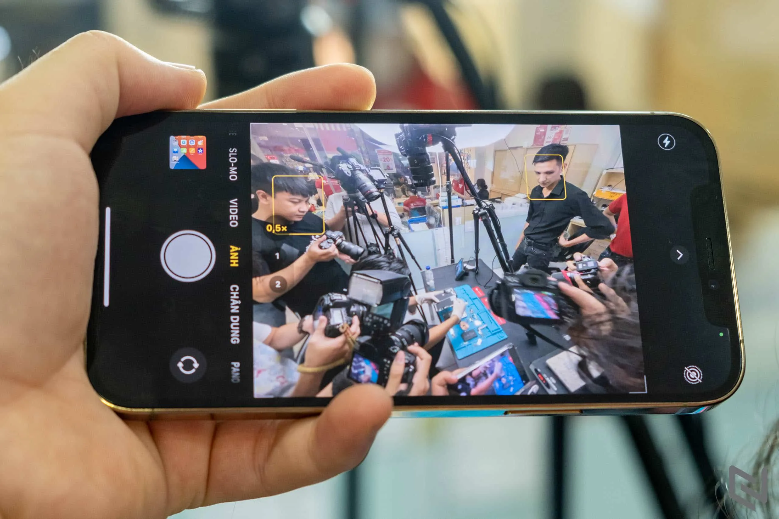 Trên tay iPhone 12 Pro tại Việt Nam, màu vàng quá sang và đẹp