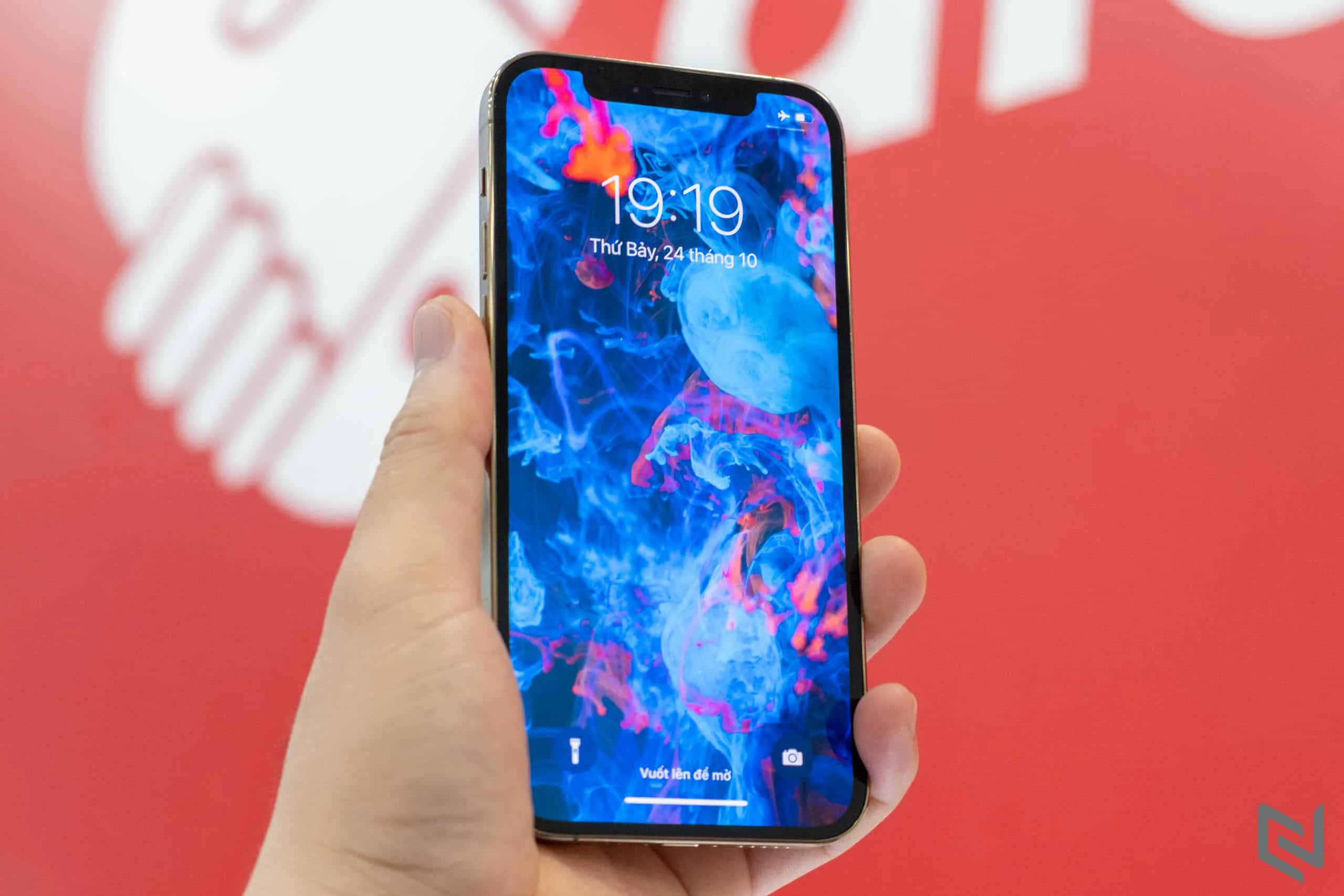 Trên tay iPhone 12 Pro tại Việt Nam, màu vàng quá sang và đẹp