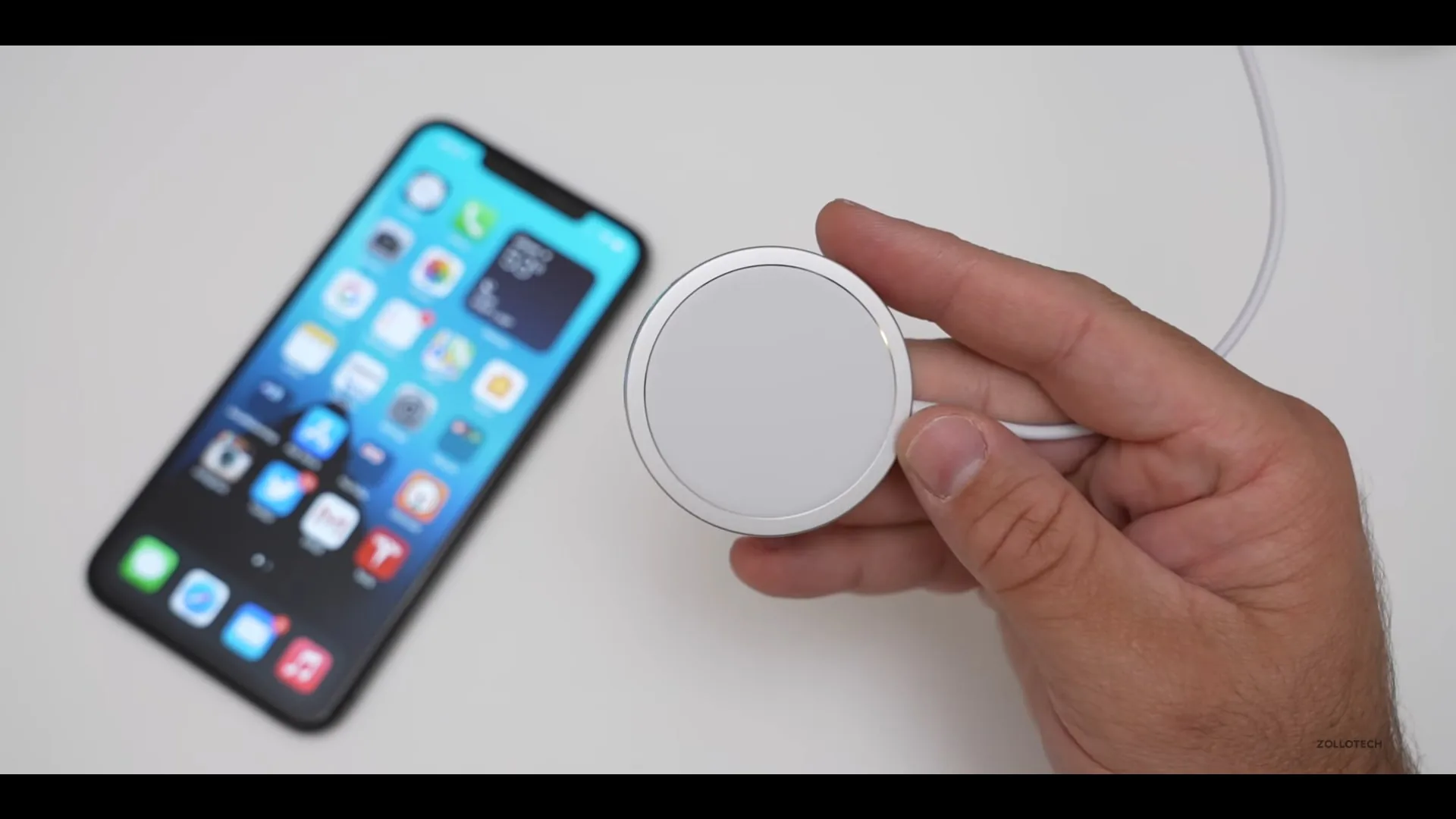 Mở hộp iPhone 12 Pro màu Graphite, iPhone 12 màu xanh và sạc MagSafe