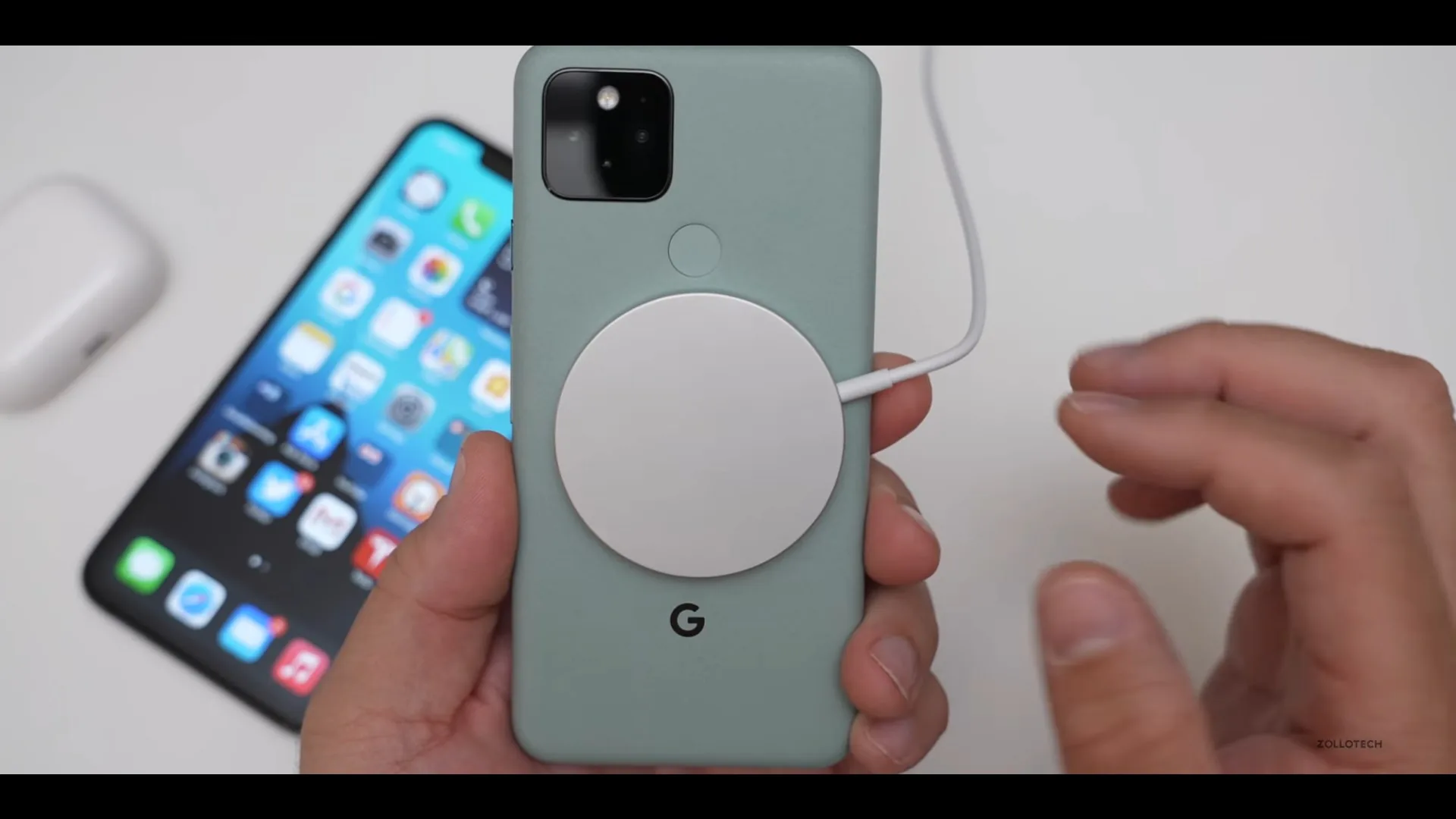Mở hộp iPhone 12 Pro màu Graphite, iPhone 12 màu xanh và sạc MagSafe