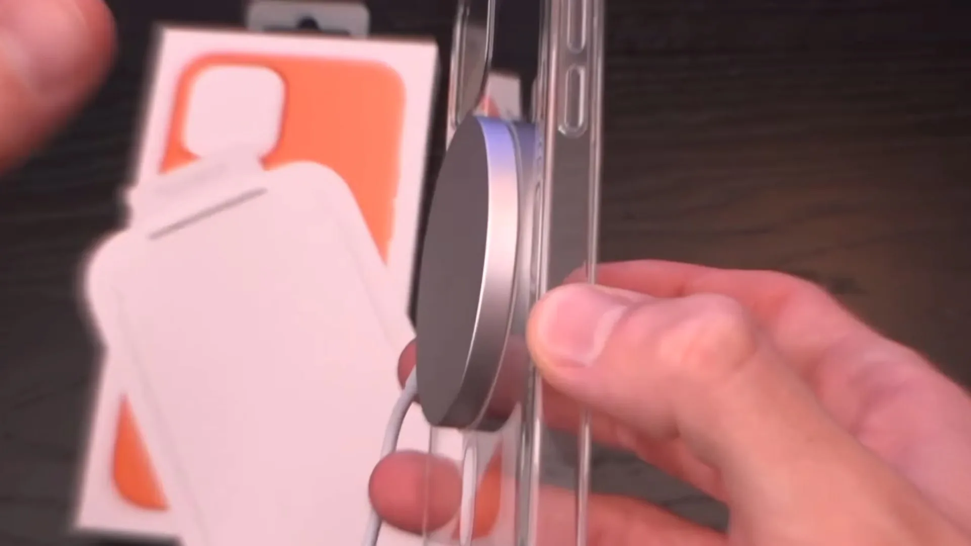 Mở hộp iPhone 12 Pro màu Graphite, iPhone 12 màu xanh và sạc MagSafe