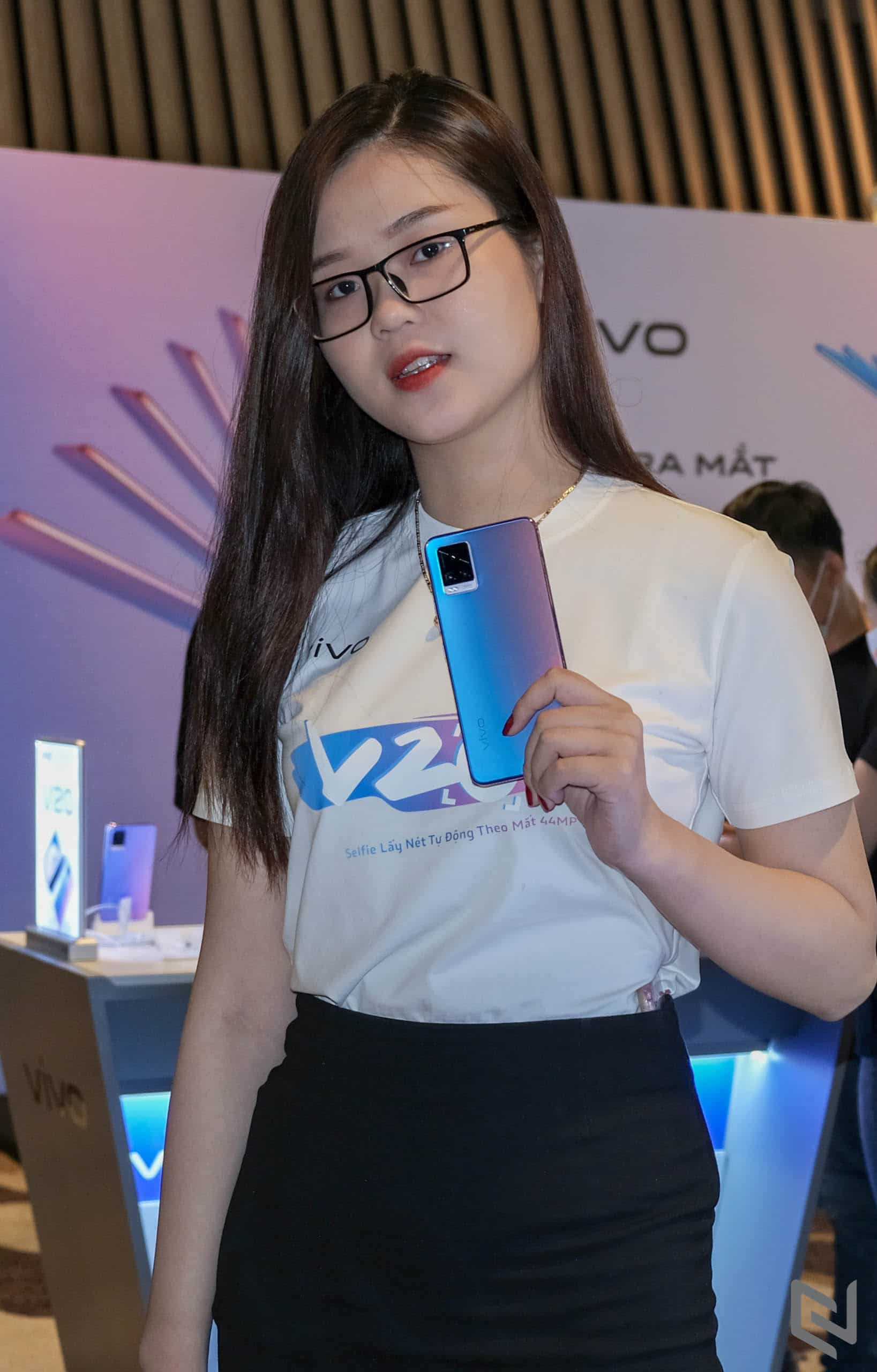 vivo V20 lên kệ thị trường Việt, giá chính thức 8,490,000 VND, camera selfie lấy nét theo mắt