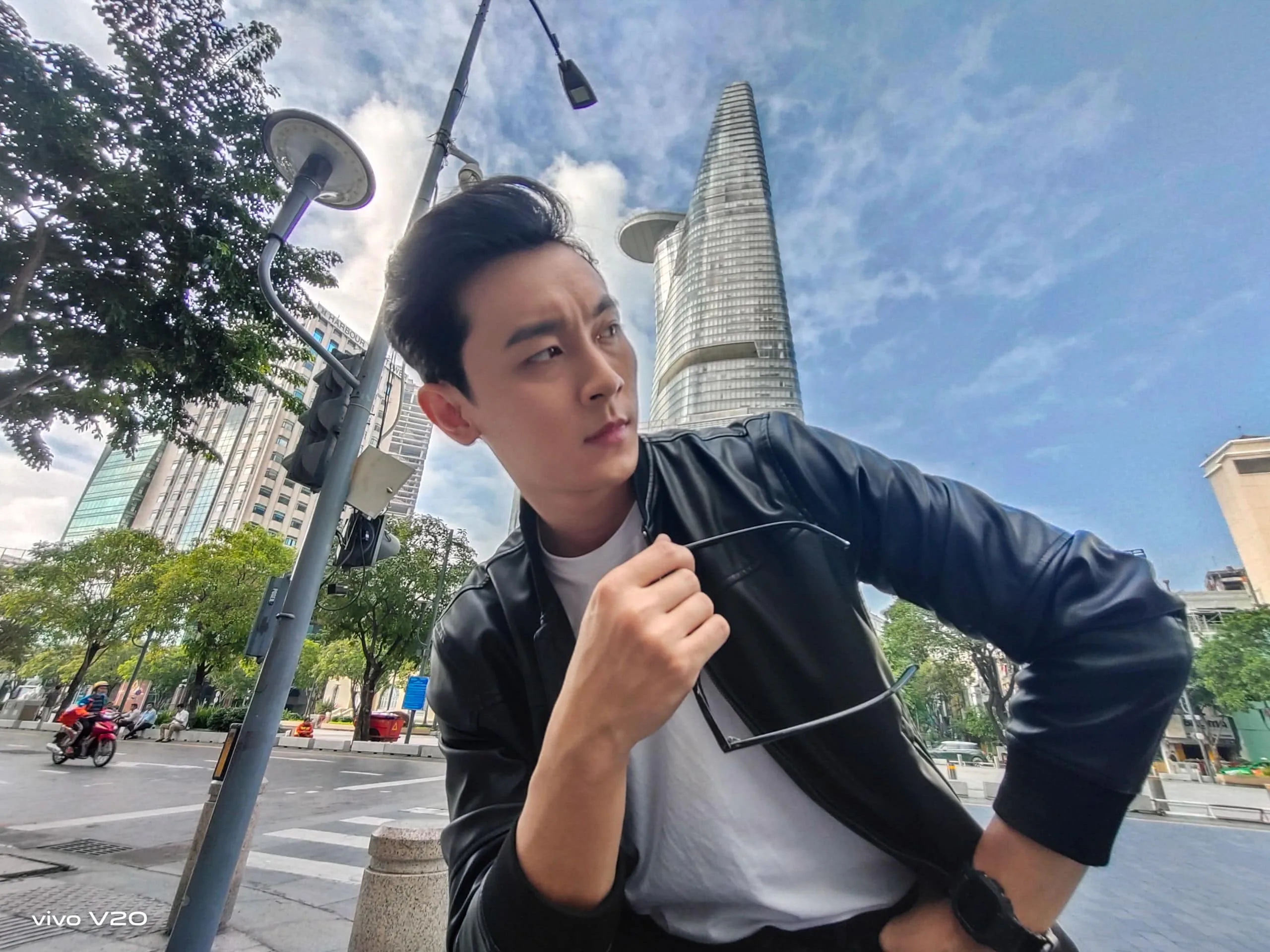 Loạt khoảnh khắc chân thật của các YouTuber và người nổi tiếng qua ống kính vivo V20
