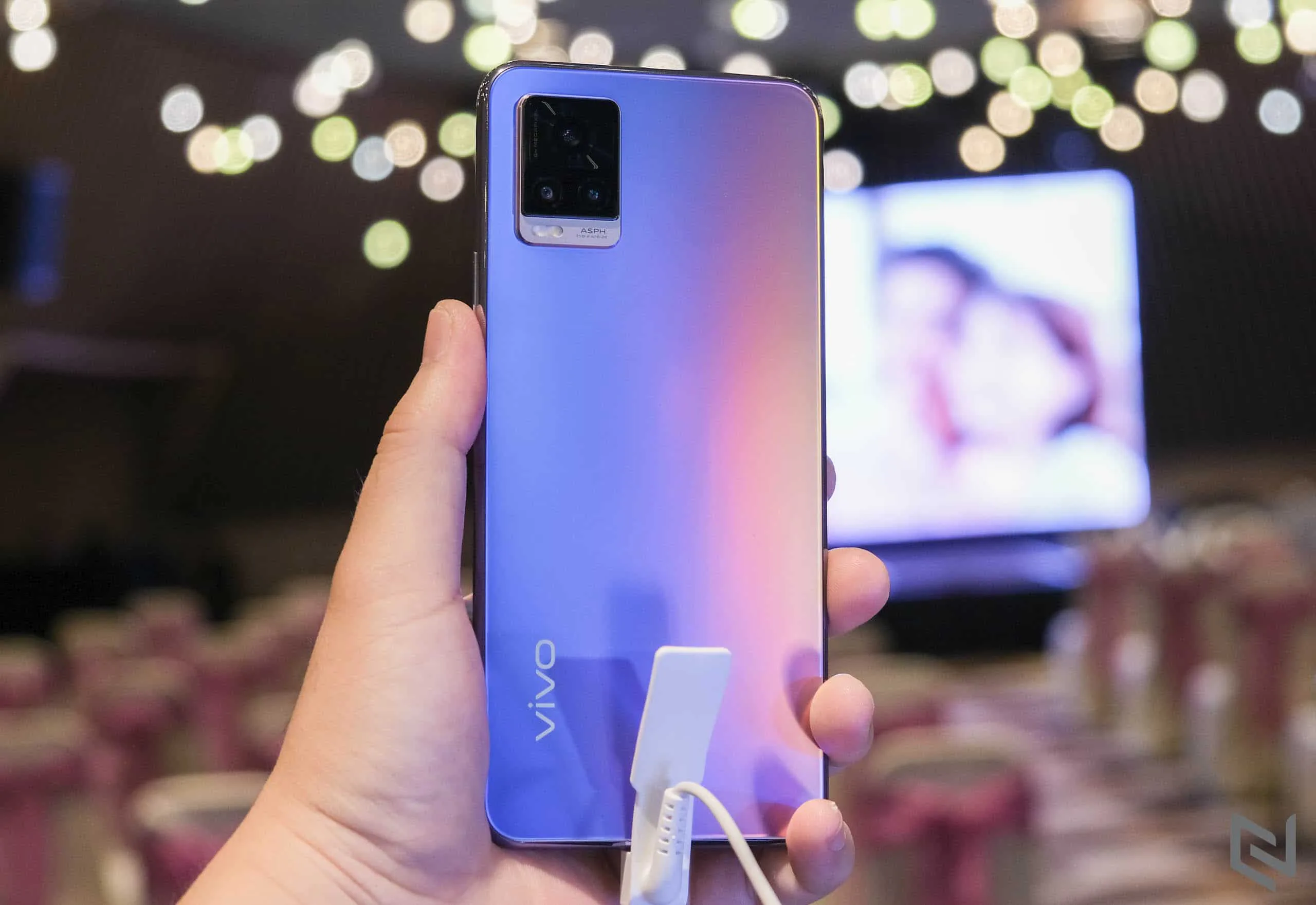 vivo V20 lên kệ thị trường Việt, giá chính thức 8,490,000 VND, camera selfie lấy nét theo mắt