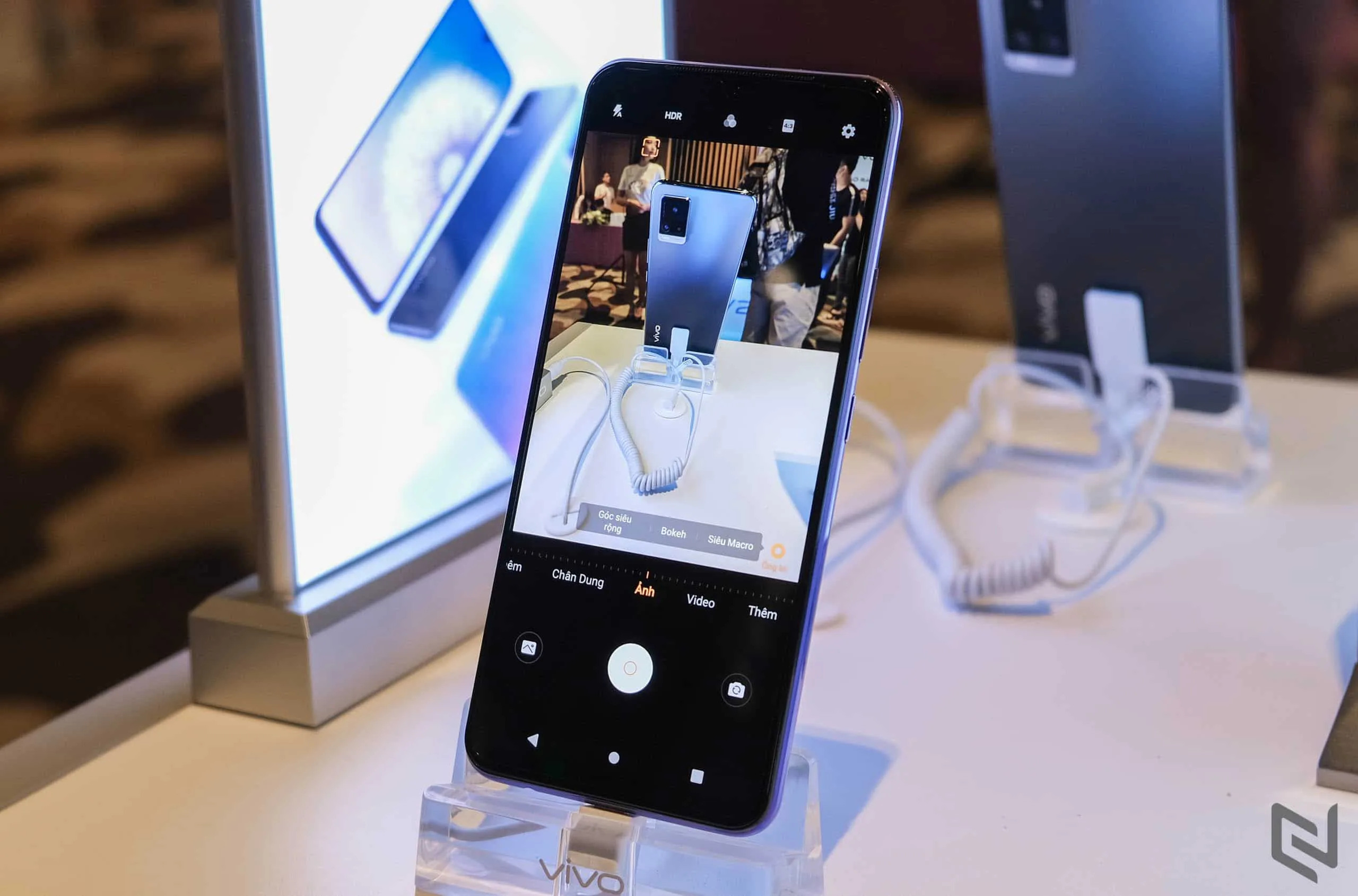 vivo V20 lên kệ thị trường Việt, giá chính thức 8,490,000 VND, camera selfie lấy nét theo mắt