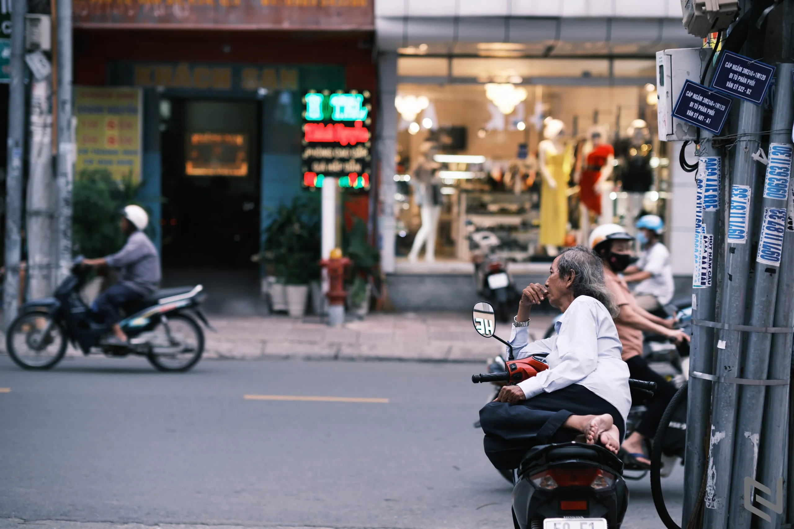 Trên tay ống kính Fujifilm XF 50mm F1.0 R WR, siêu vội!