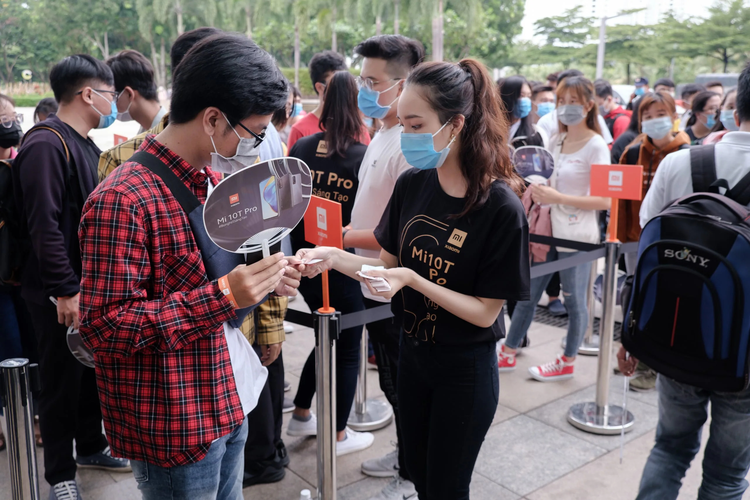 Mi fan xếp hàng từ 3 giờ sáng để chờ mua siêu phẩm 5G giá phá đảo