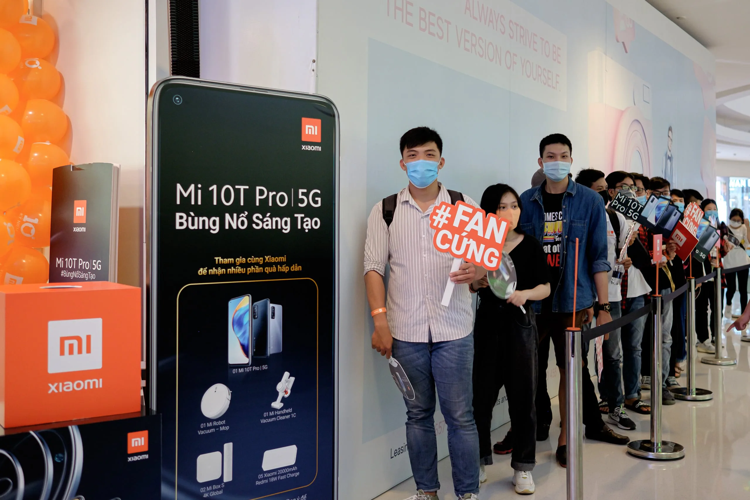 Mi fan xếp hàng từ 3 giờ sáng để chờ mua siêu phẩm 5G giá phá đảo