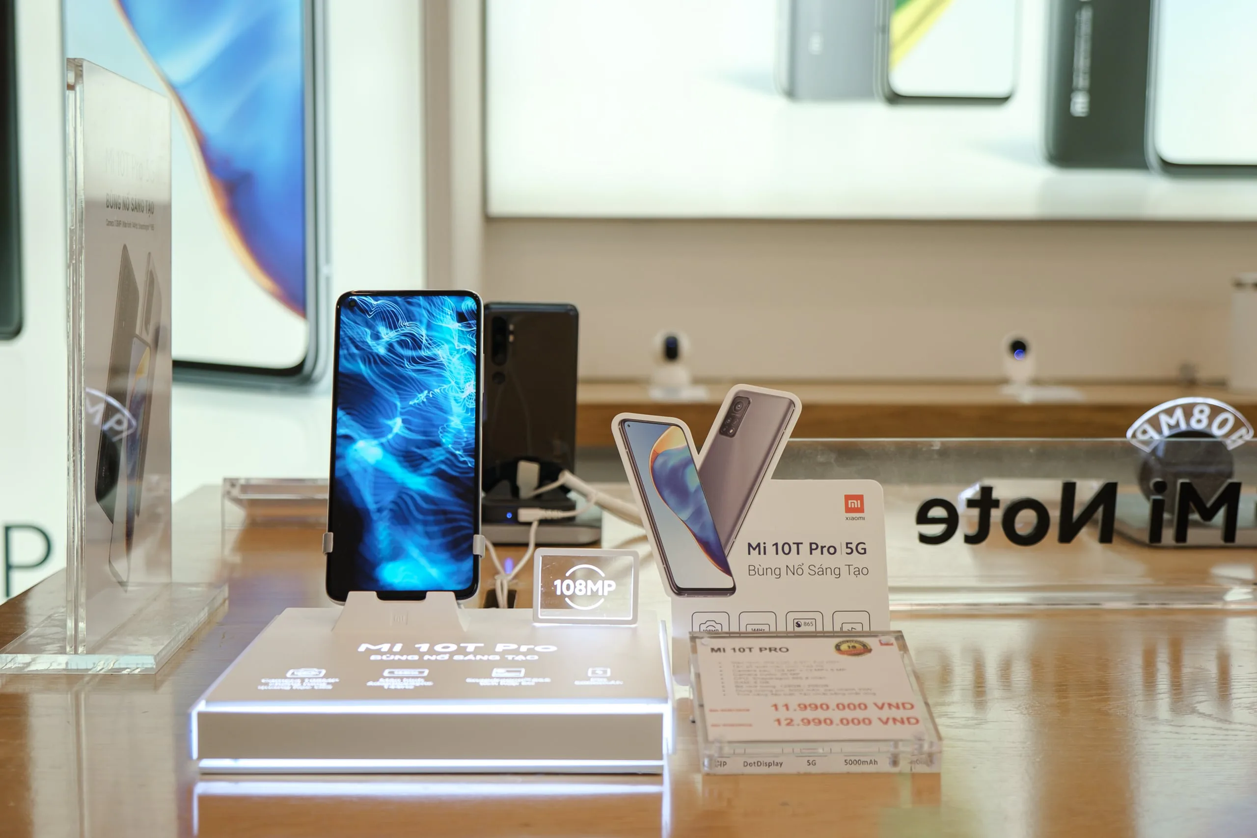 Mi fan xếp hàng từ 3 giờ sáng để chờ mua siêu phẩm 5G giá phá đảo