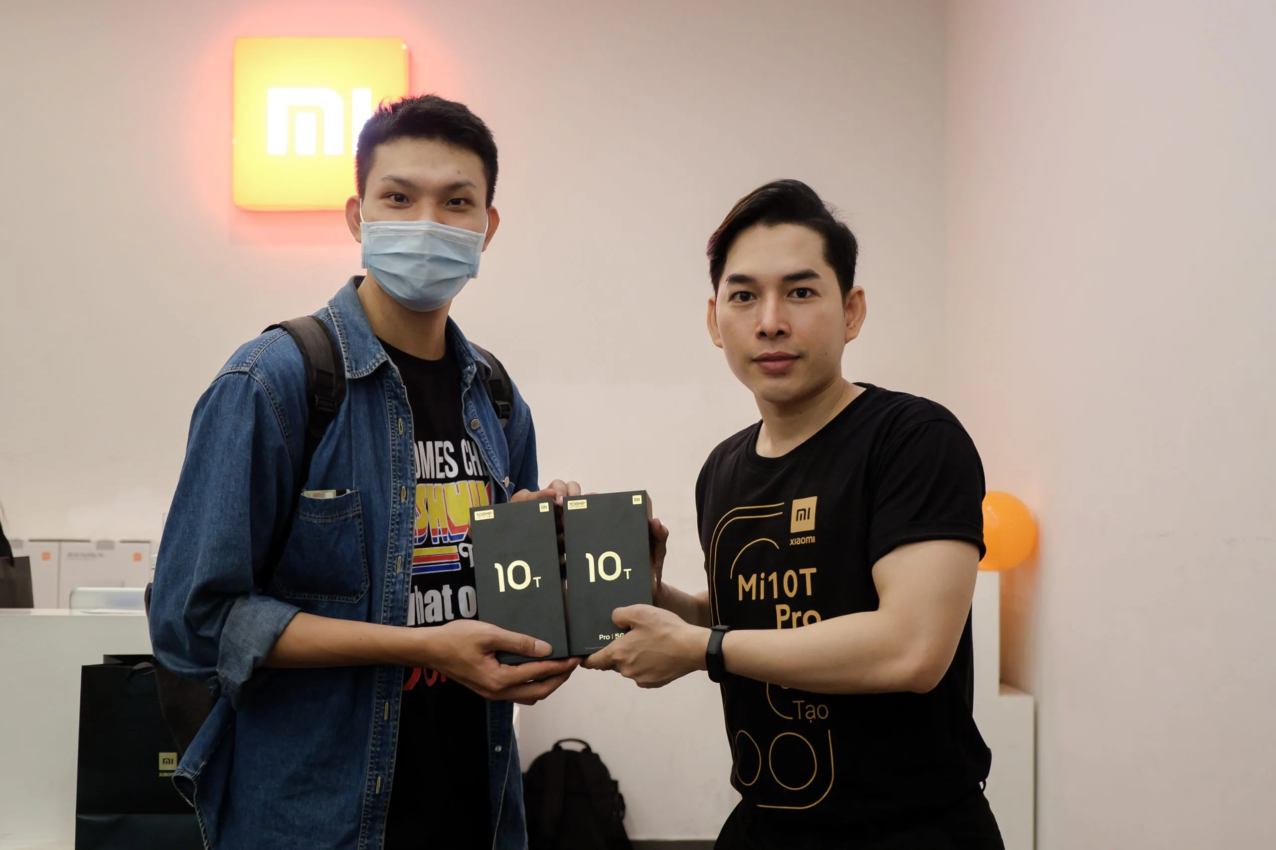 Mi fan xếp hàng từ 3 giờ sáng để chờ mua siêu phẩm 5G giá phá đảo