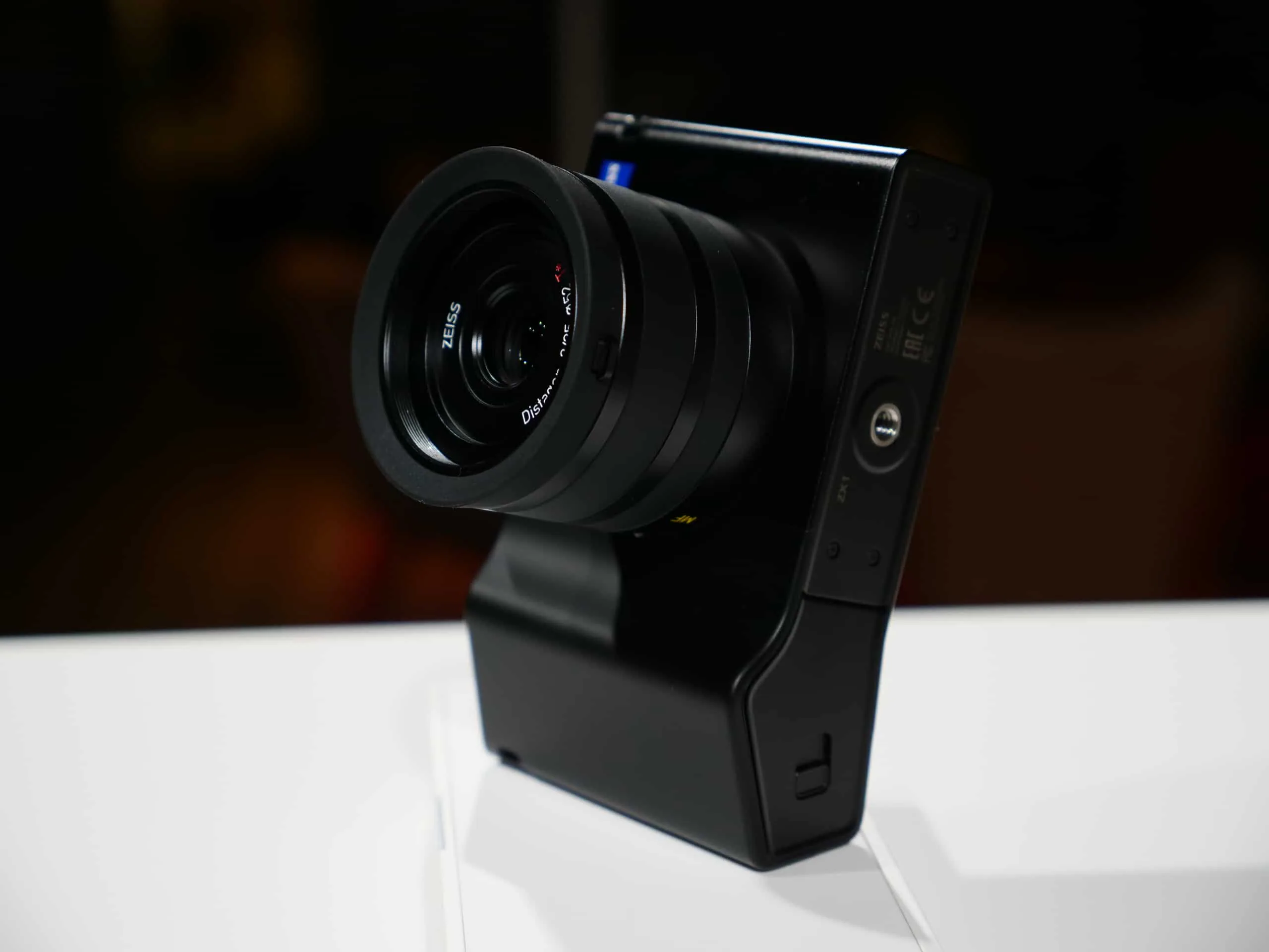 Máy ảnh chạy Android Zeiss ZX1 đã cho phép đặt trước với giá 6000 USD