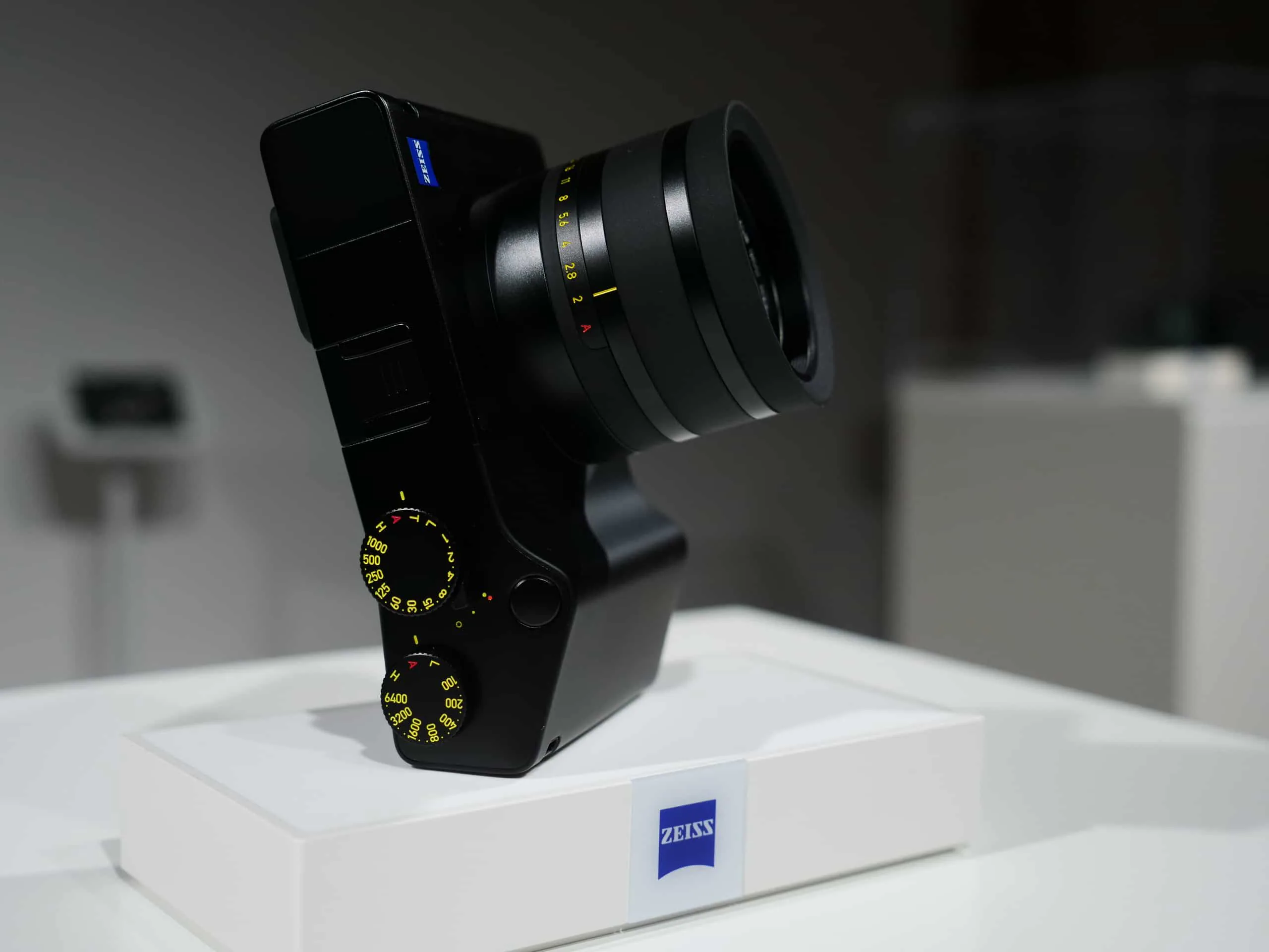 Máy ảnh chạy Android Zeiss ZX1 đã cho phép đặt trước với giá 6000 USD