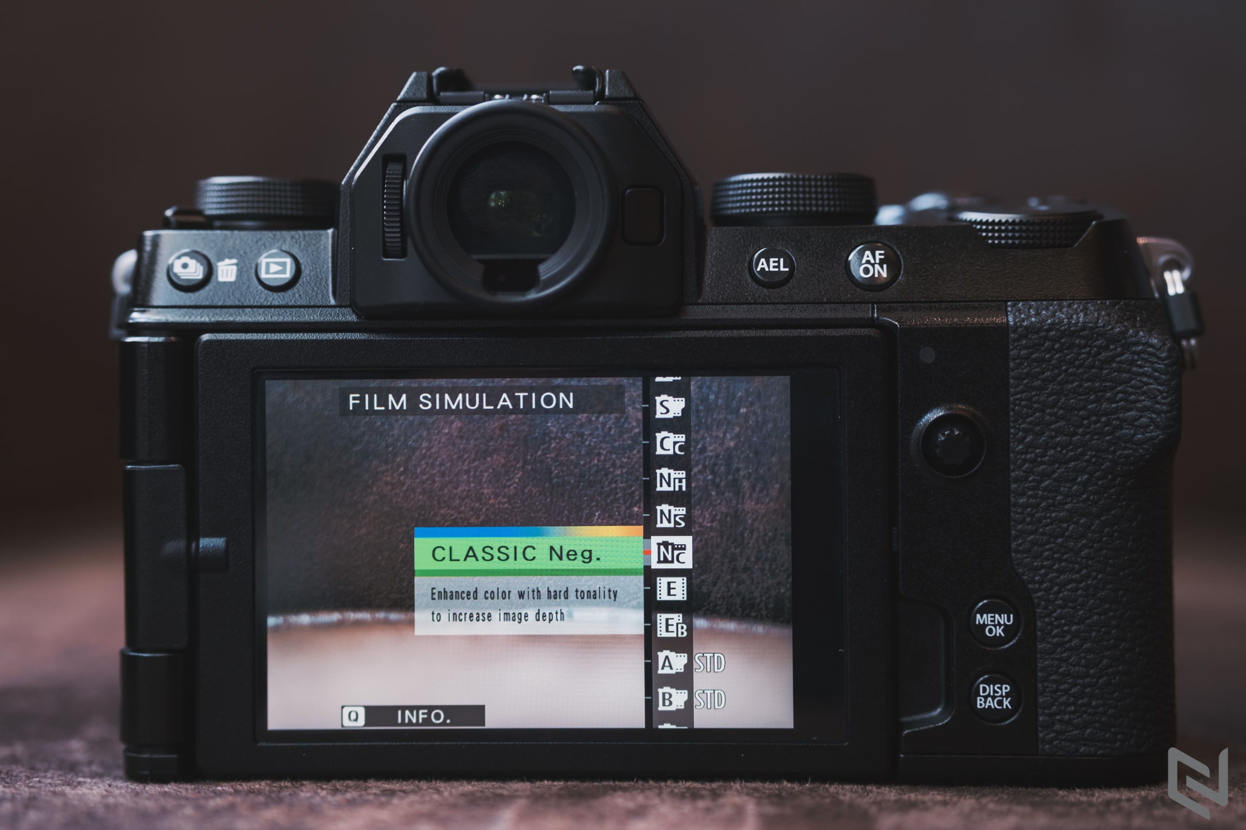Trên tay Fujifilm X-S10: Chống rung thân máy rất tốt, nhỏ mà có võ