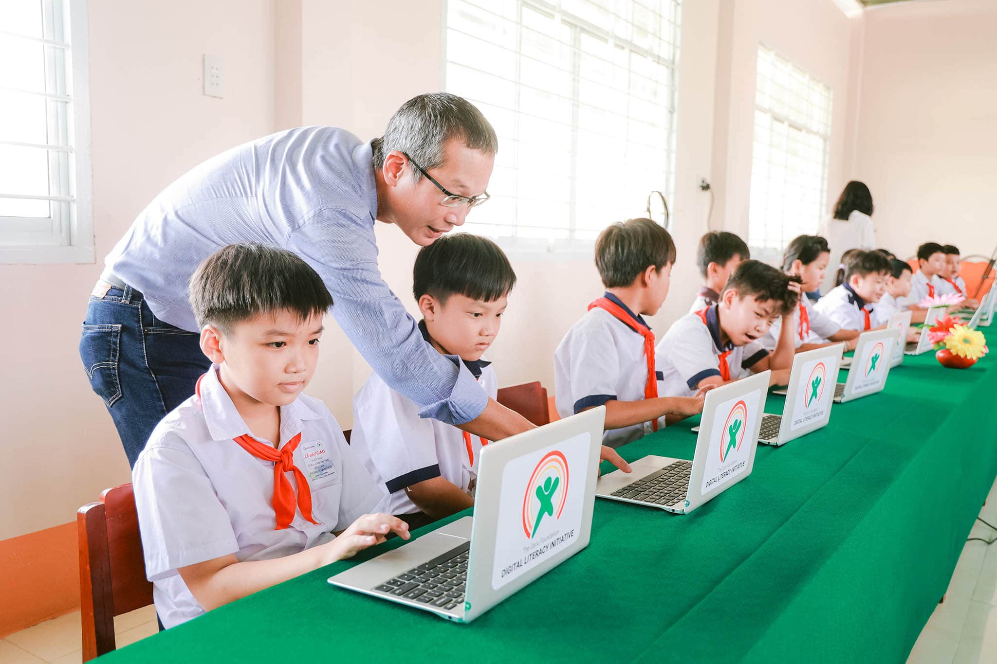 Qualcomm đồng hành cùng Quỹ Dariu trao máy tính cho các trường học khu vực phía Nam