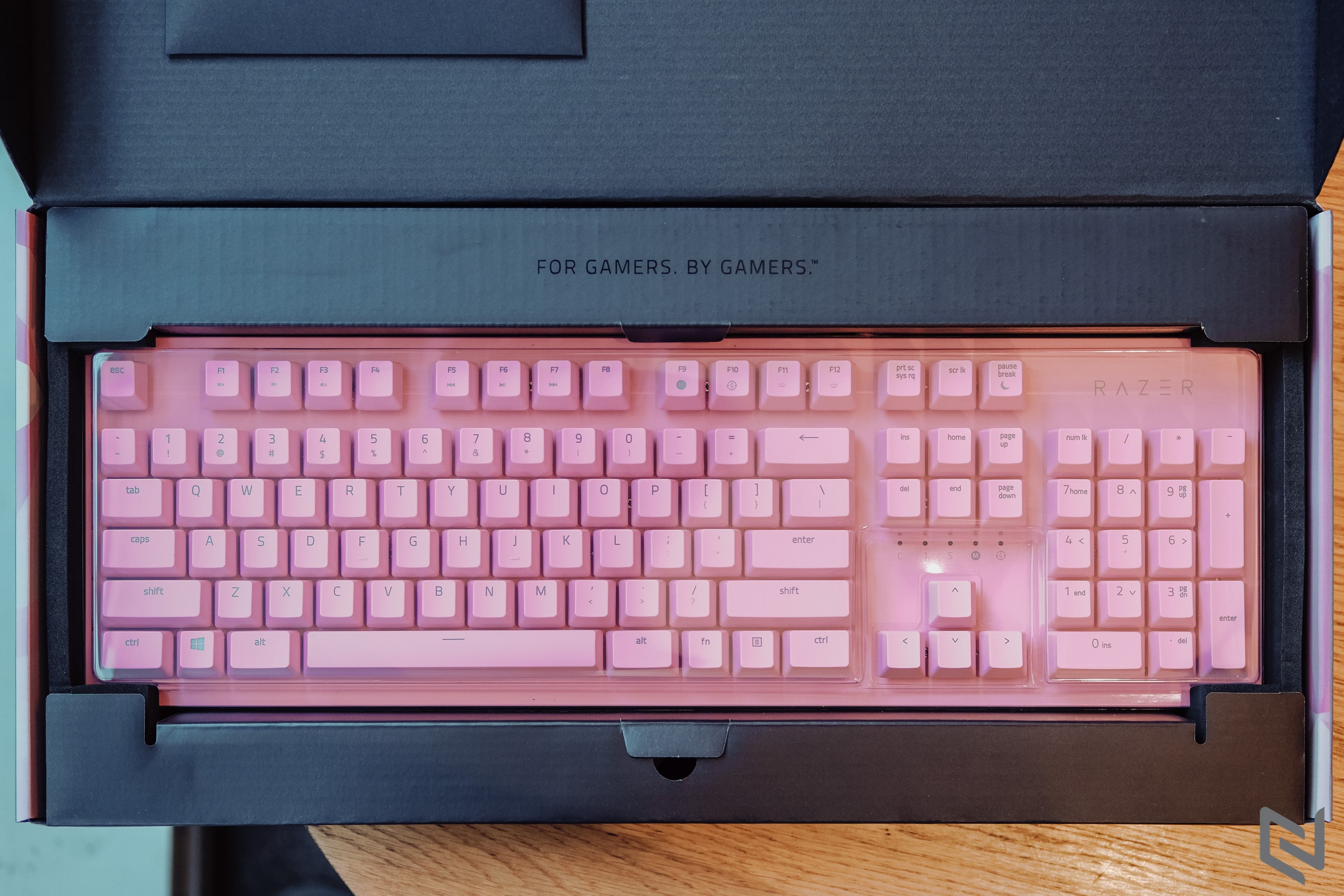 Trên tay bàn phím Razer Huntsman Quartz: Hồng cá tính, Switch quang học độc quyền, đèn RGB đẹp mắt