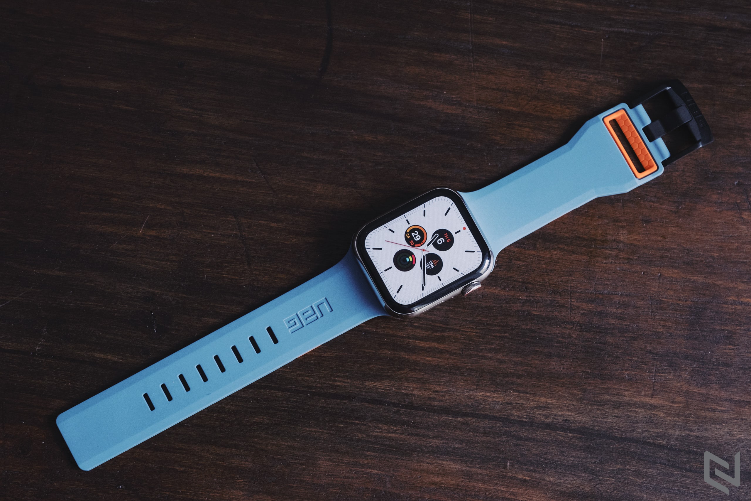 Trên tay dây cao su UAG Civilian cho Apple Watch, xịn hơn dây cao su zin của Apple