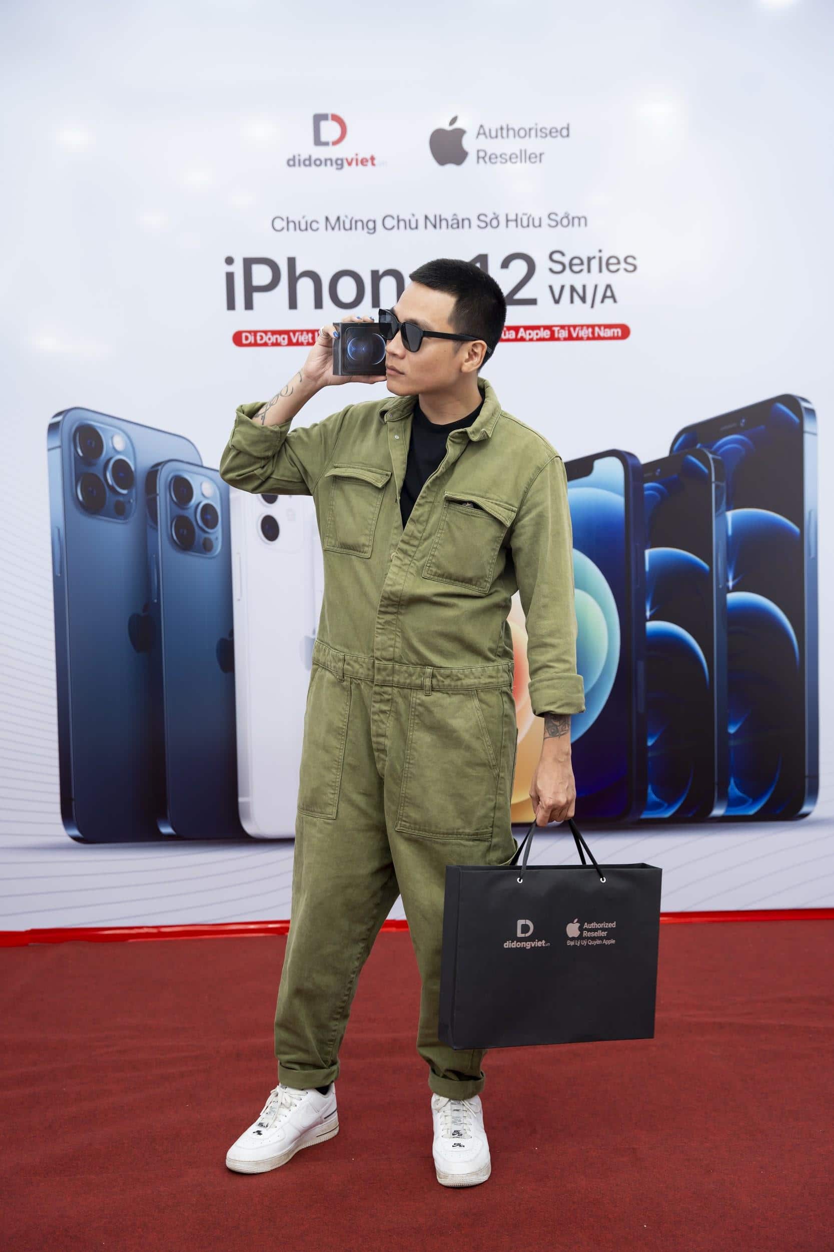 Wowy sở hữu iPhone 12 Pro Max VN/A đầu tiên tại Việt Nam