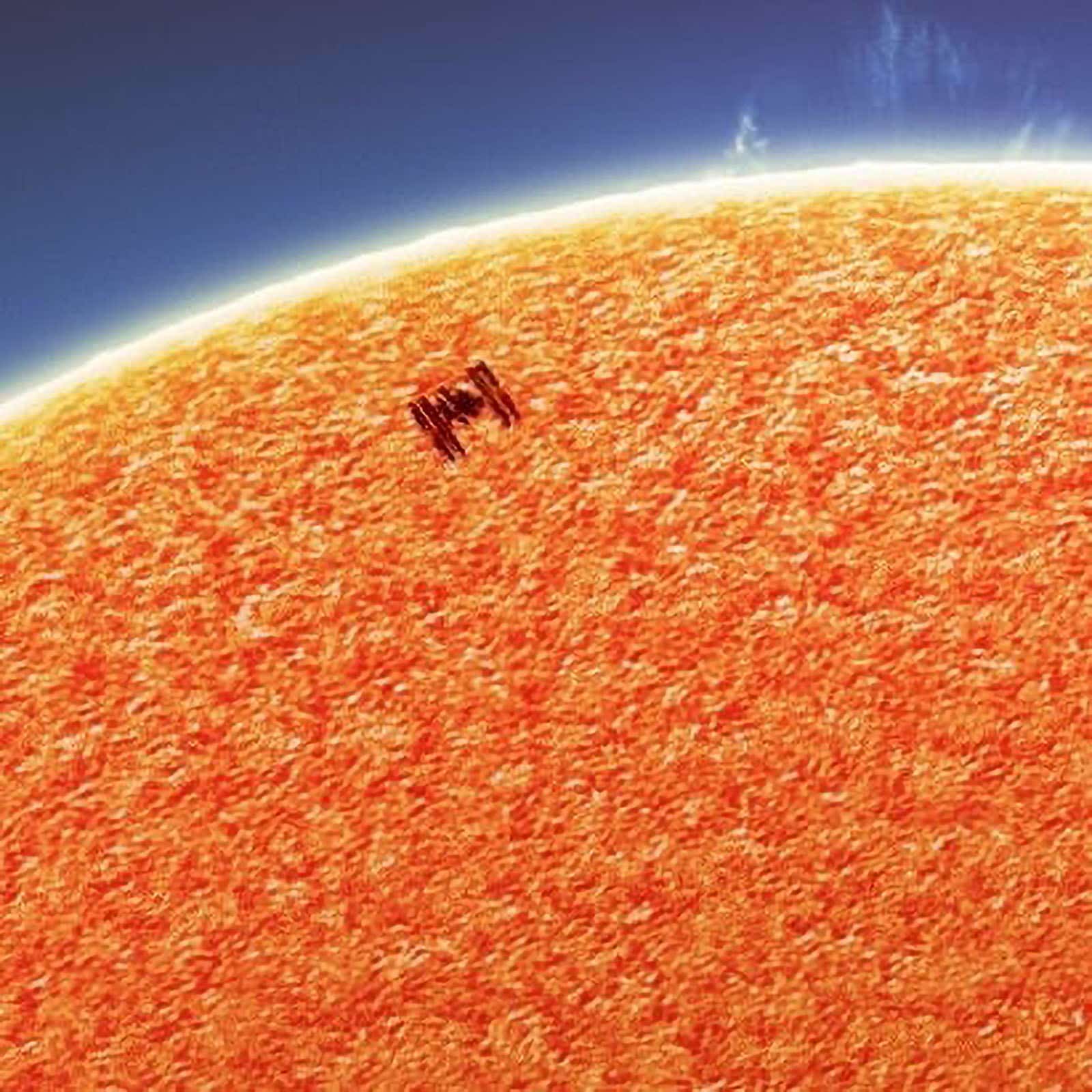 Nhiếp ảnh gia đã bắt được khoảnh khắc Trạm Không gian Quốc tế bay qua Mặt Trăng và Mặt Trời