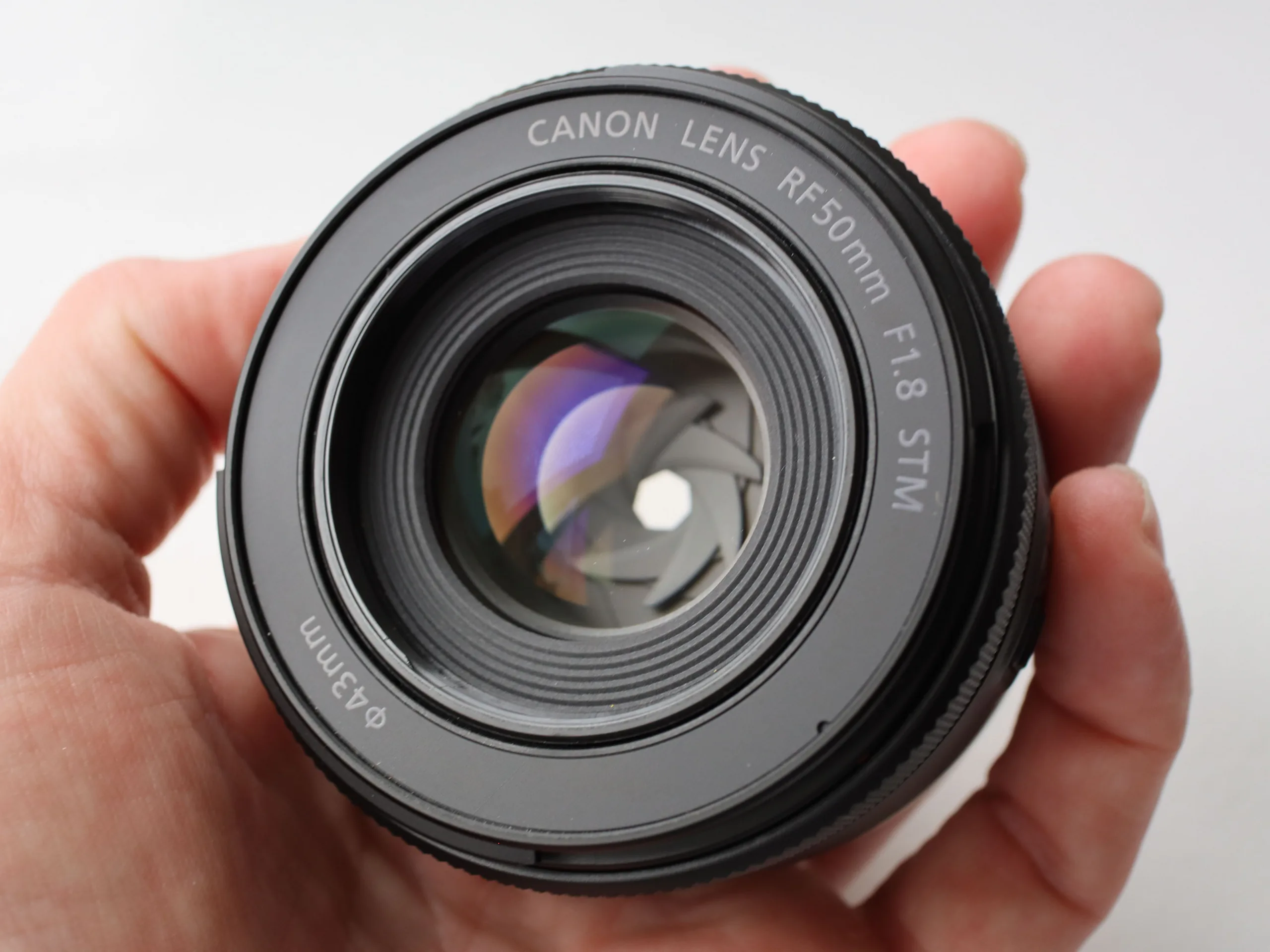 Canon ra mắt ống kính RF 70-200mm F4L cỡ nhỏ và 50mm F1.8 STM mới