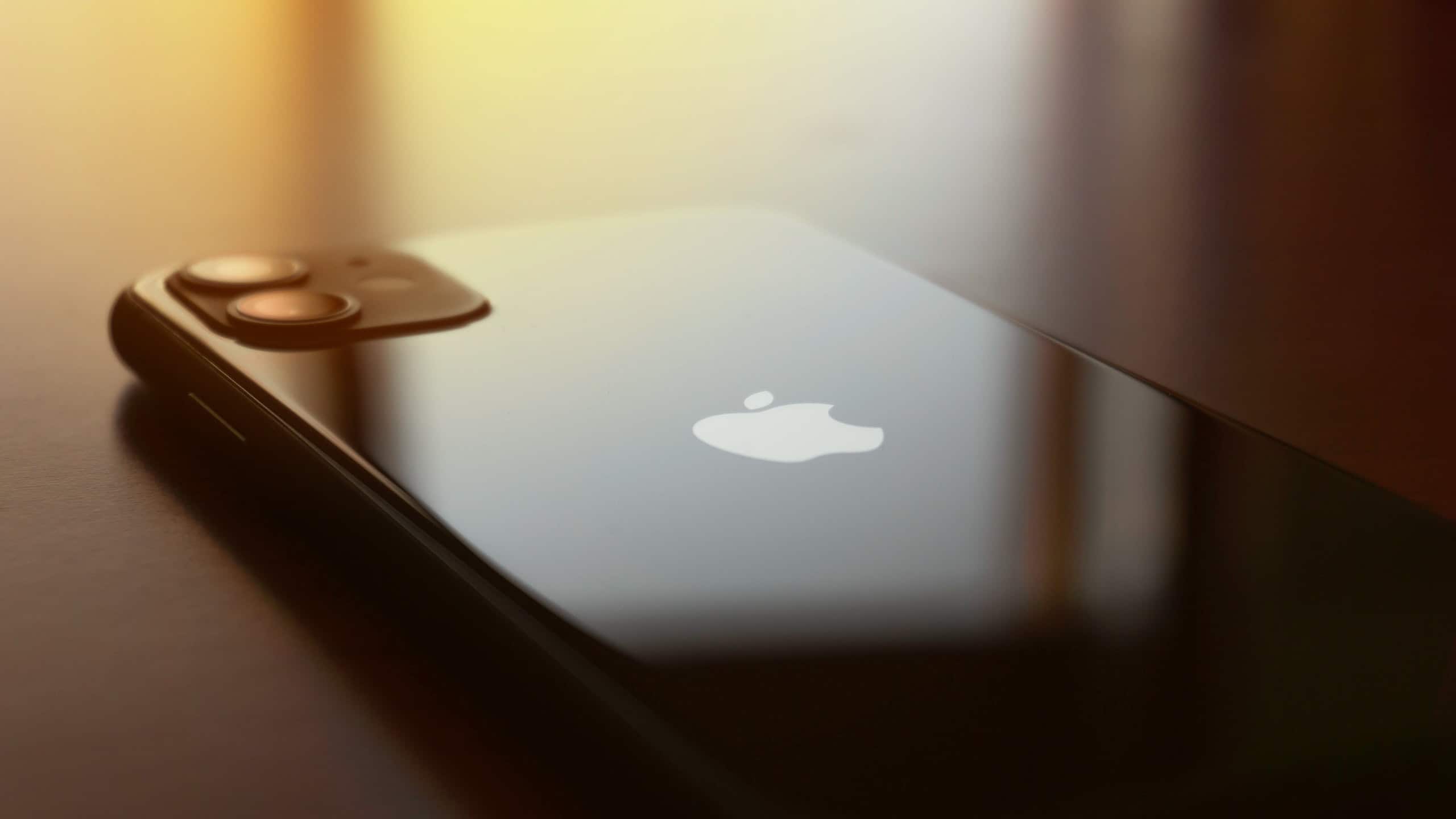 Bộ đôi iPhone 11 và iPhone SE là smartphone bán chạy nhất toàn cầu 2020