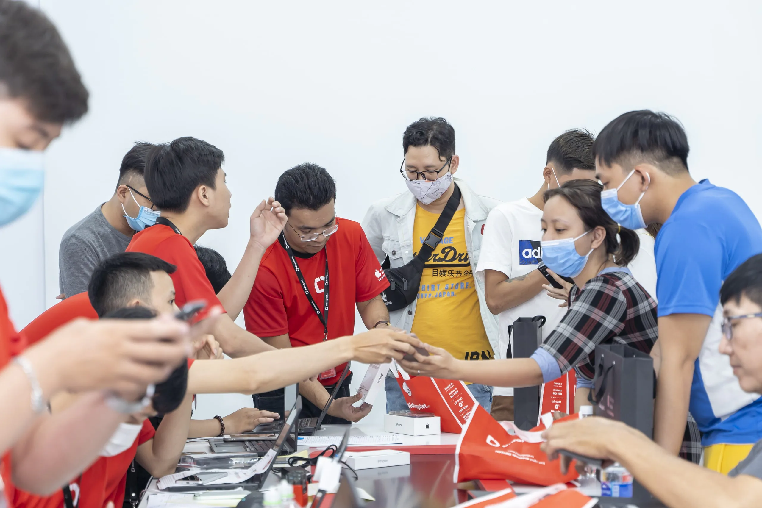 Sự kiện mở bán iPhone 12 VN/A tại Di Động Việt