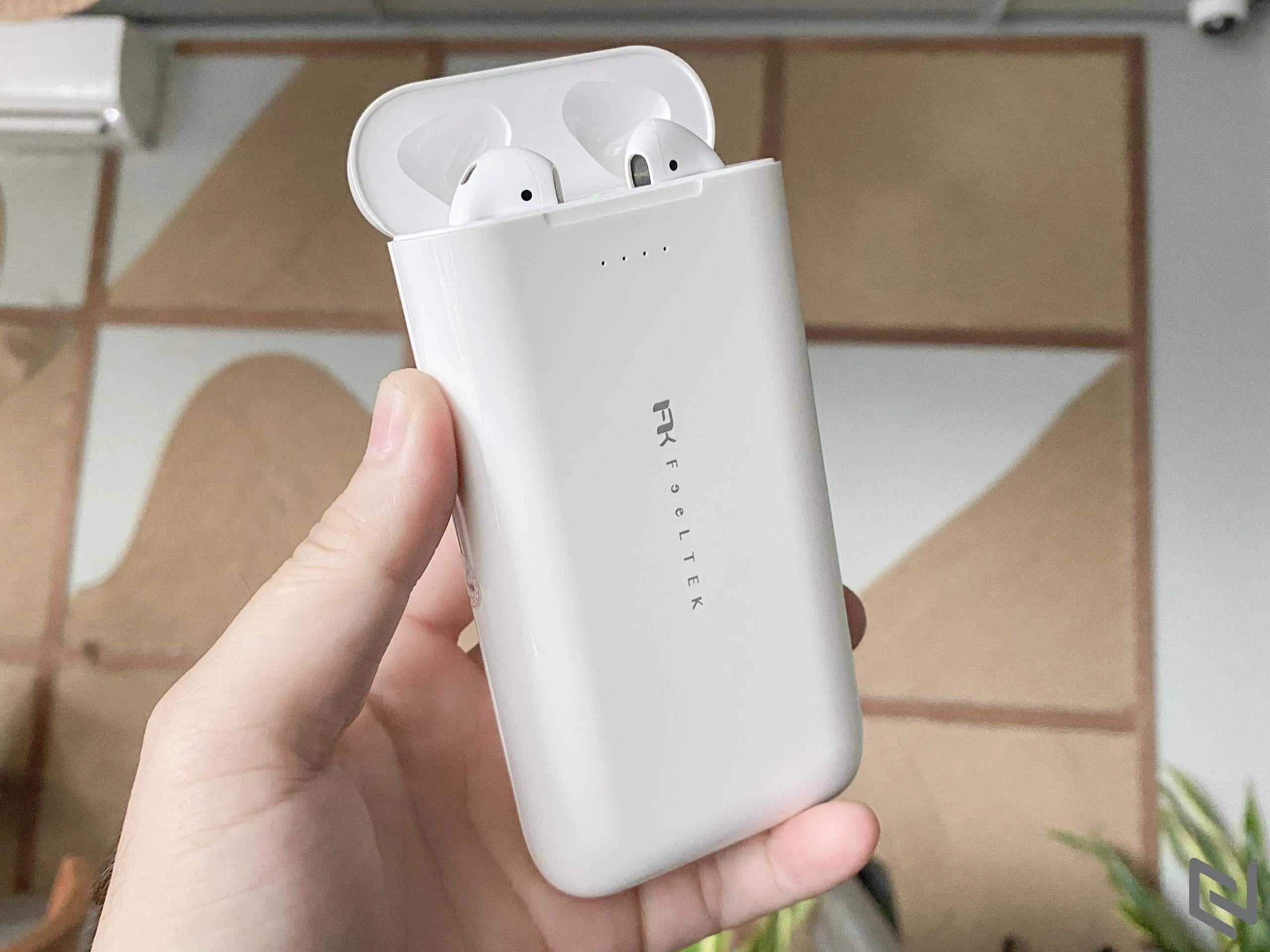 Trên tay Pin sạc dự phòng kèm sạc tai nghe AirPods Feeltek Power Capsule 10000mAh